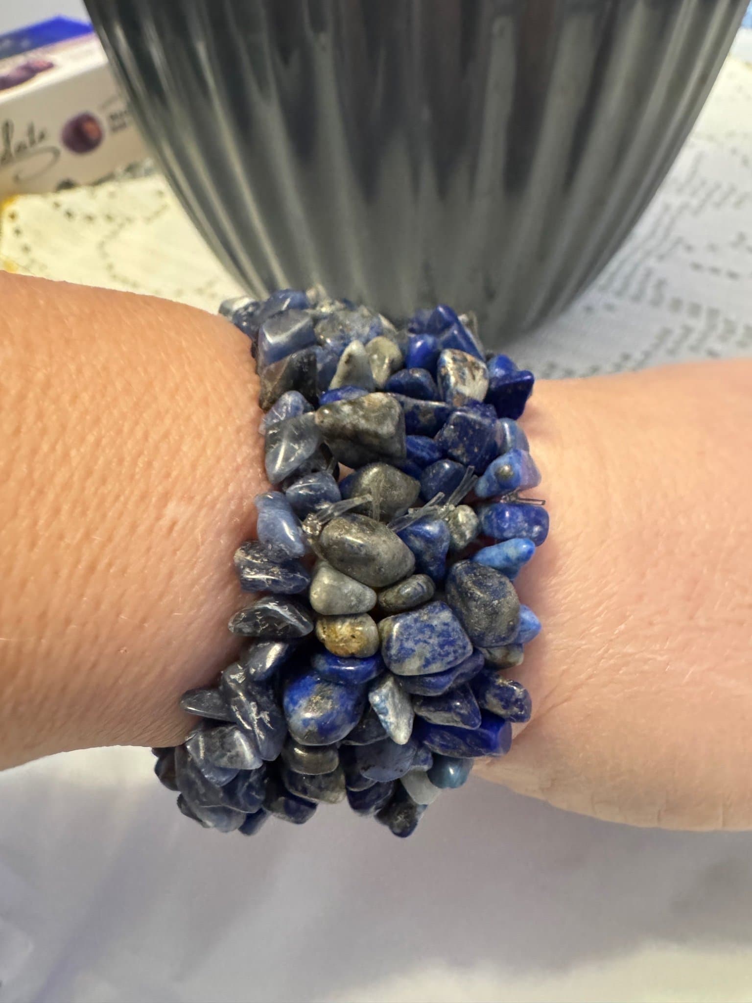 Armband med lapis lazuli stenar