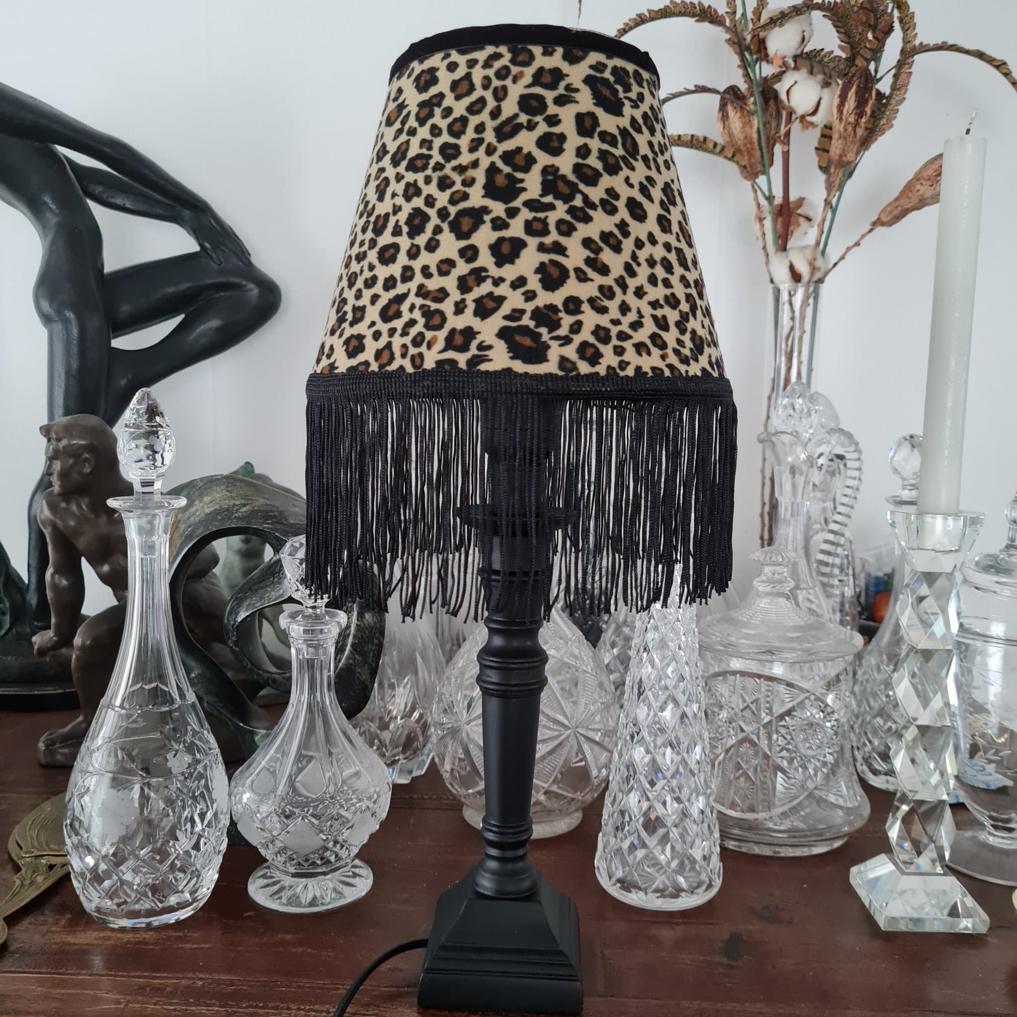 Leopard. NYKLÄDD! Fot i svart metall! Läcker, Välgjord med fransar.