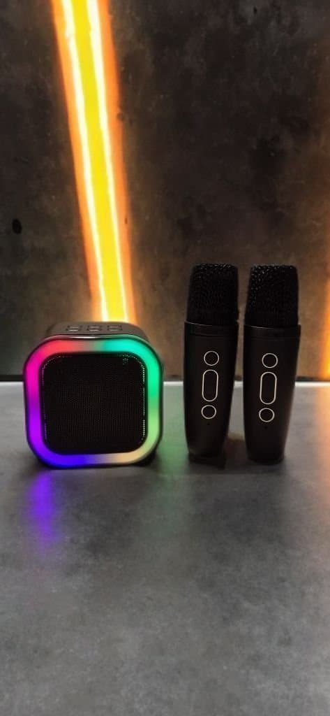 Portabelt Karaoke-set med RGB-ljus & 2 Trådlösa Mikrofoner