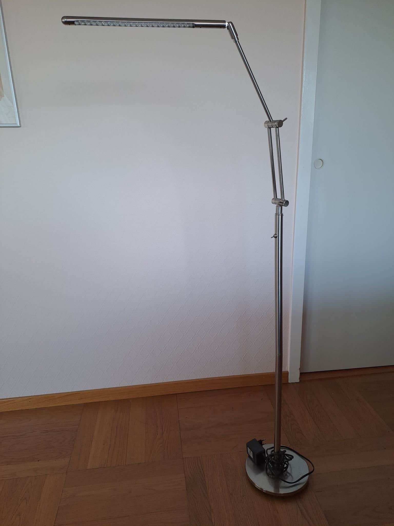 Golvlampa, LED, strikt design i metall