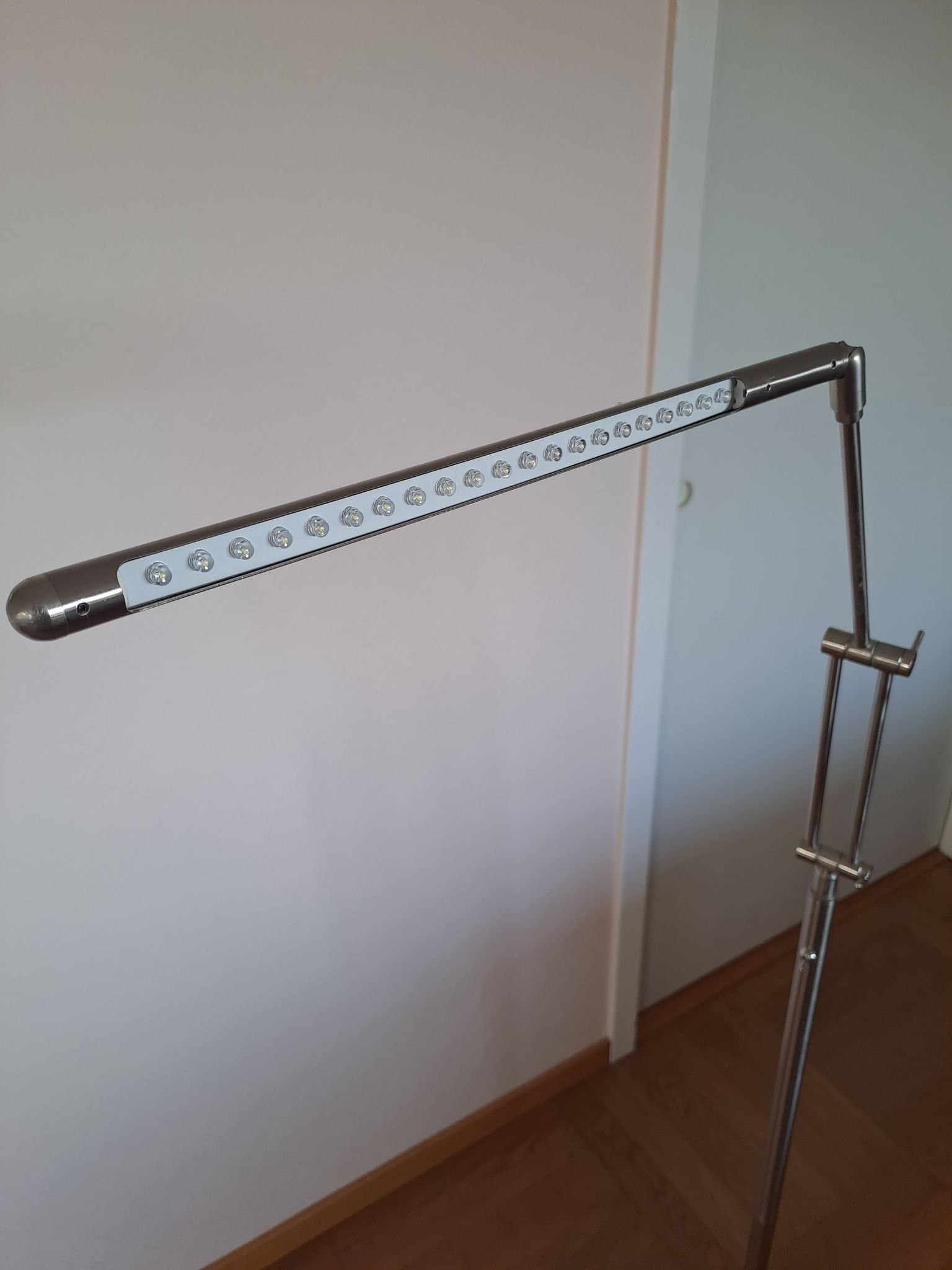 Golvlampa, LED, strikt design i metall