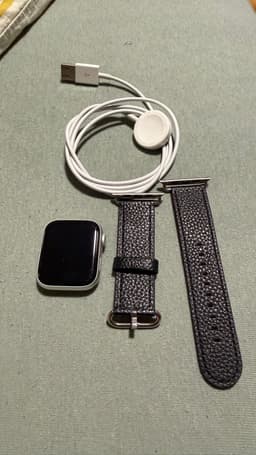 Apple Watch SE 44mm GPS med läderarmband och laddare