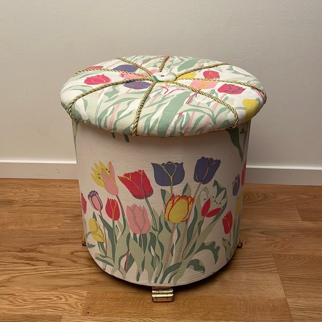 Retro Pall Puff med Förvaring Tyg Vit ”Tulpan” Josef Frank Svenskt Tenn