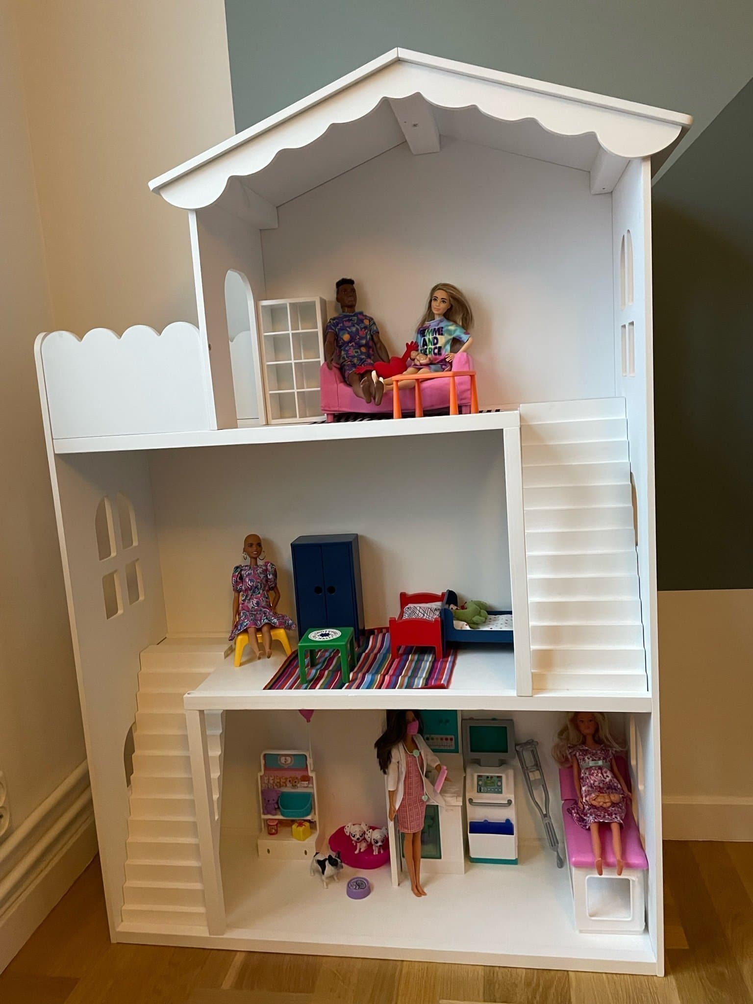 Dockhus med möbler och Barbie i mycket gott skick