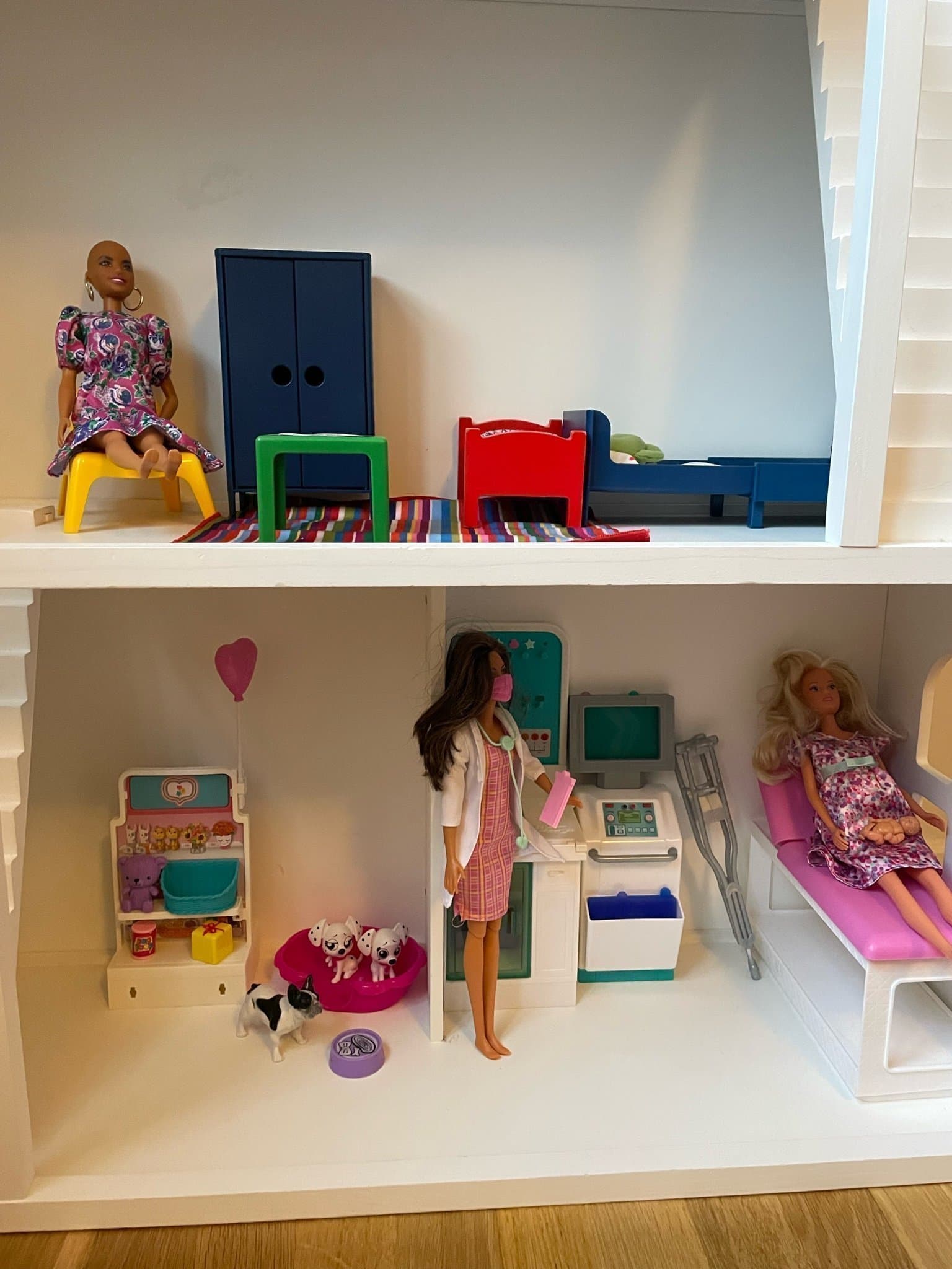 Dockhus med möbler och Barbie i mycket gott skick