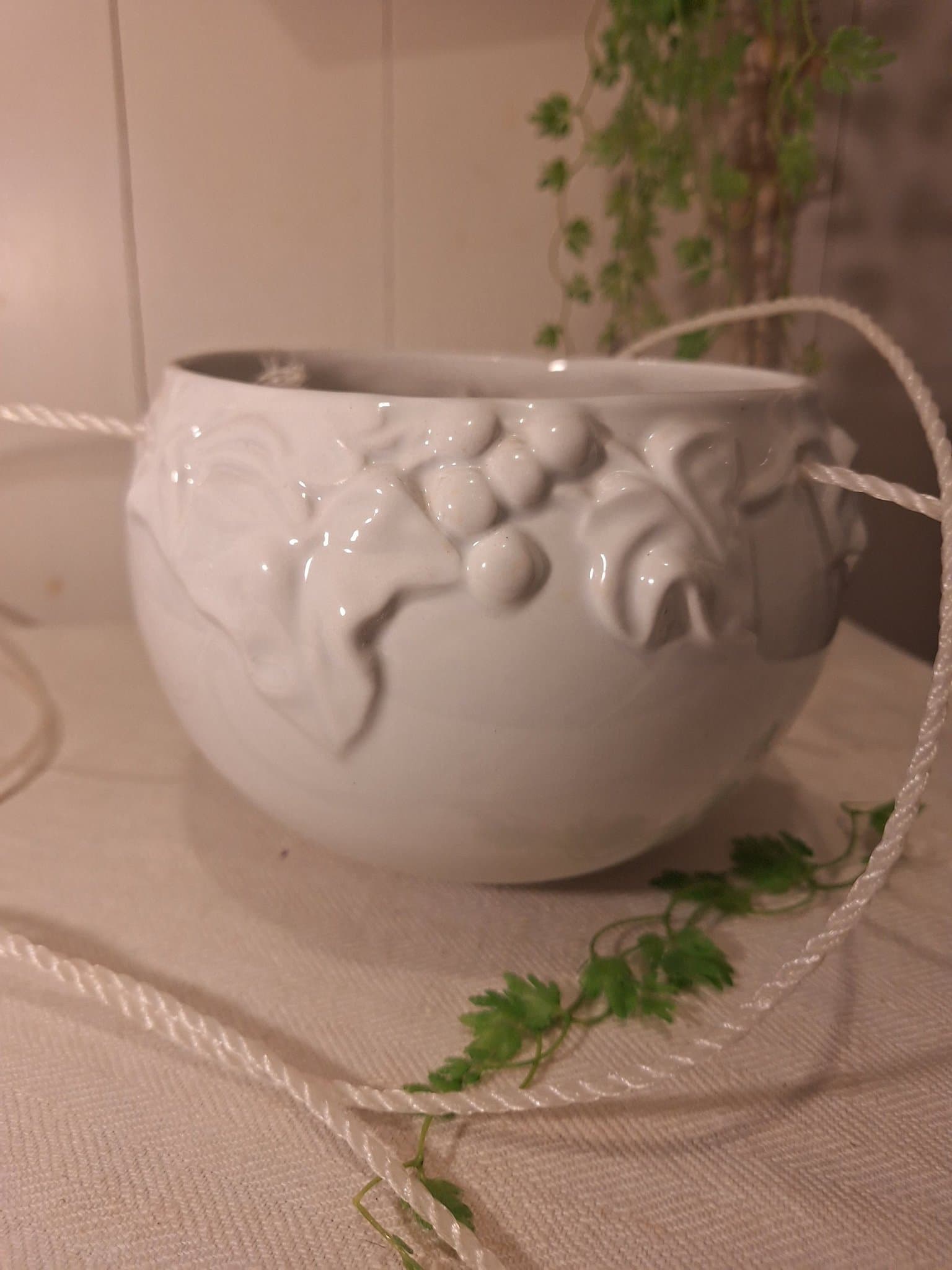 Vit ampel, Blomkruka med relief majolika