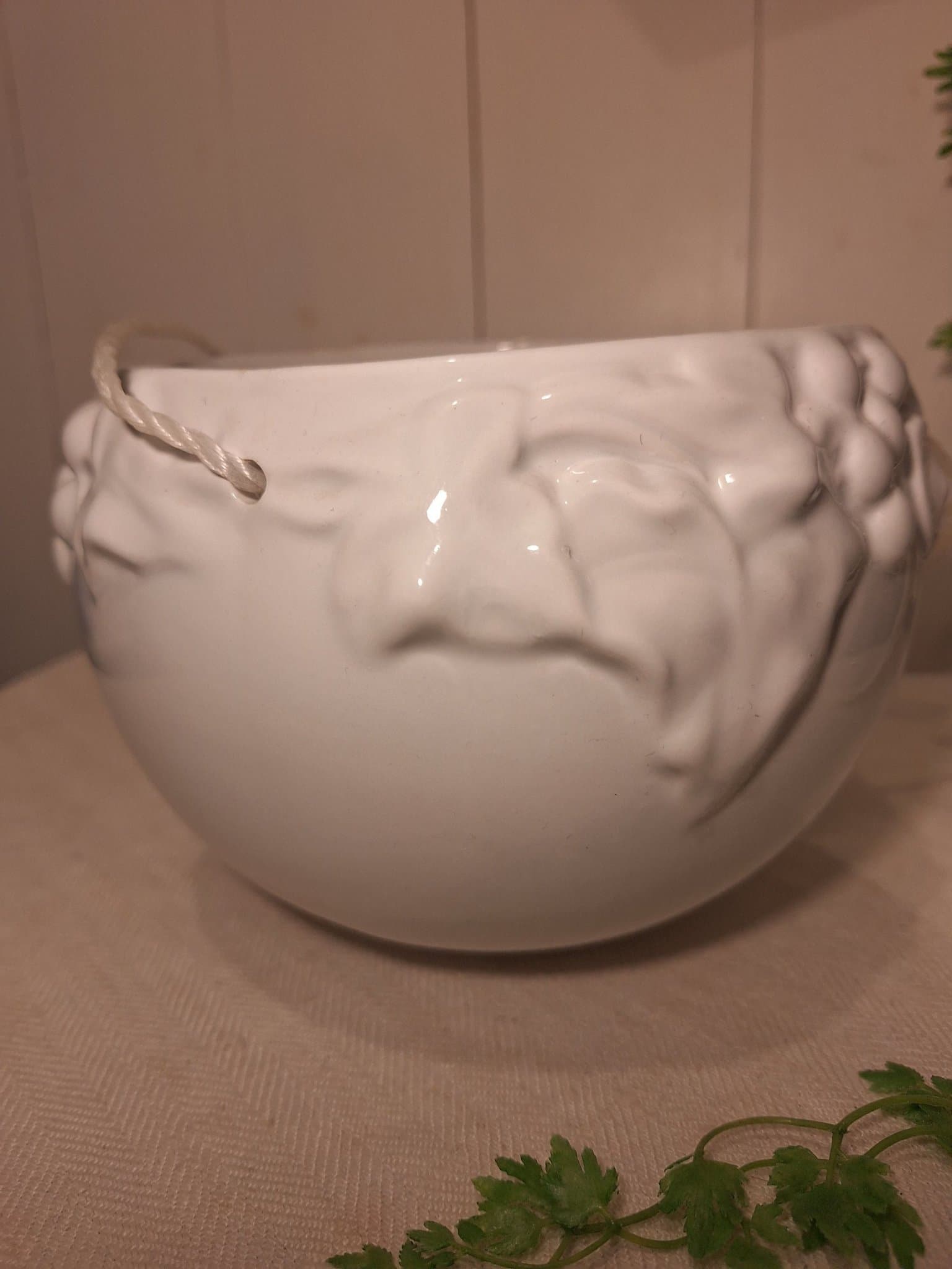 Vit ampel, Blomkruka med relief majolika