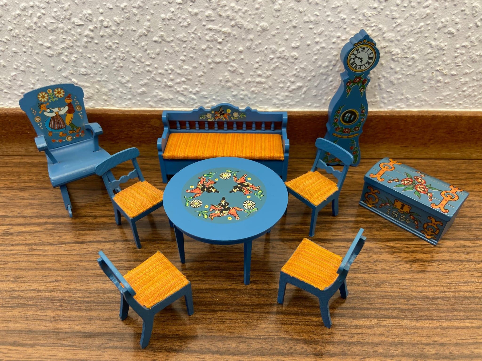 LUNDBY - Bord - Stolar - Köksinredning - Dockskåp