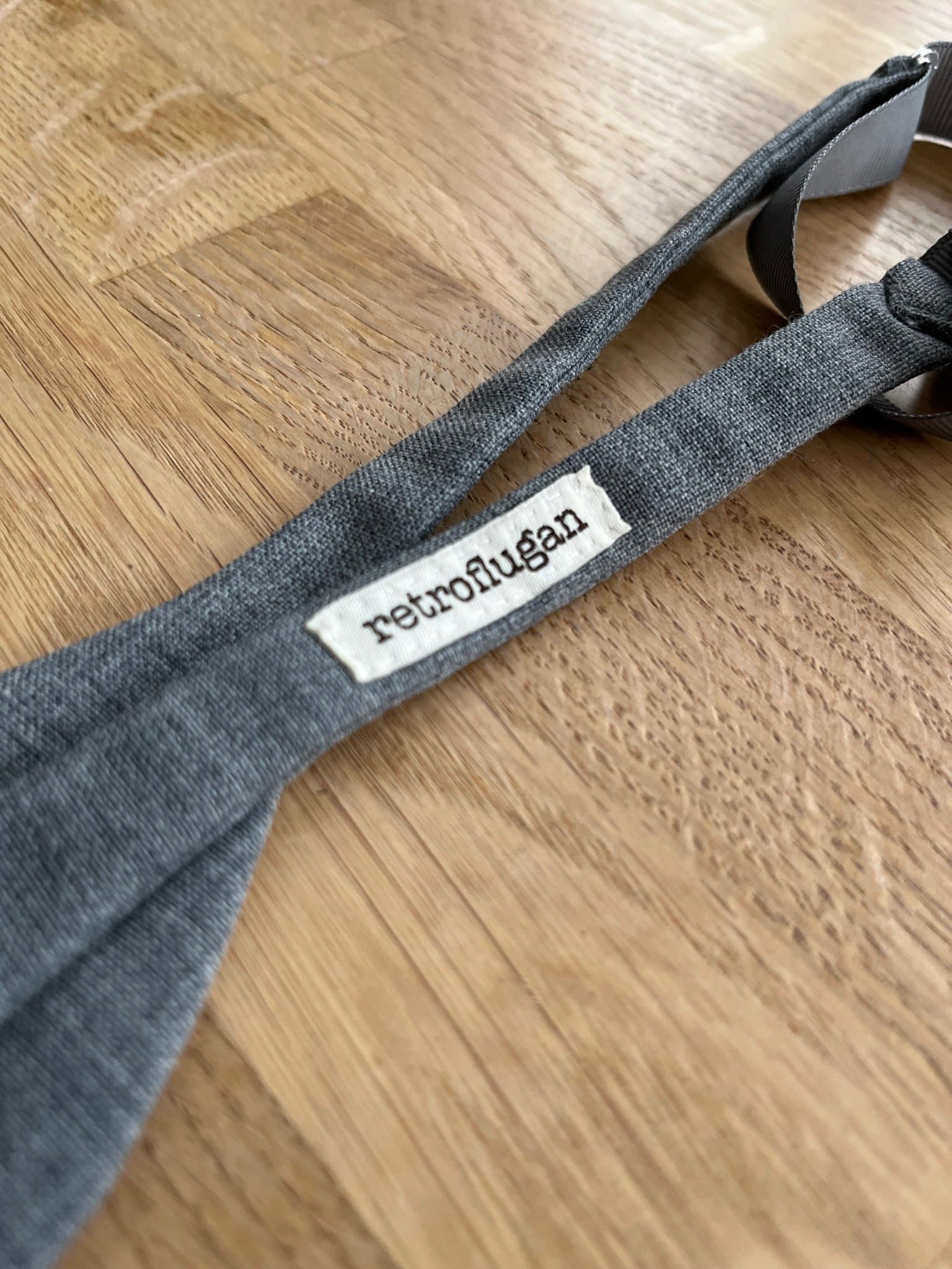 Retroflugan grå fluga