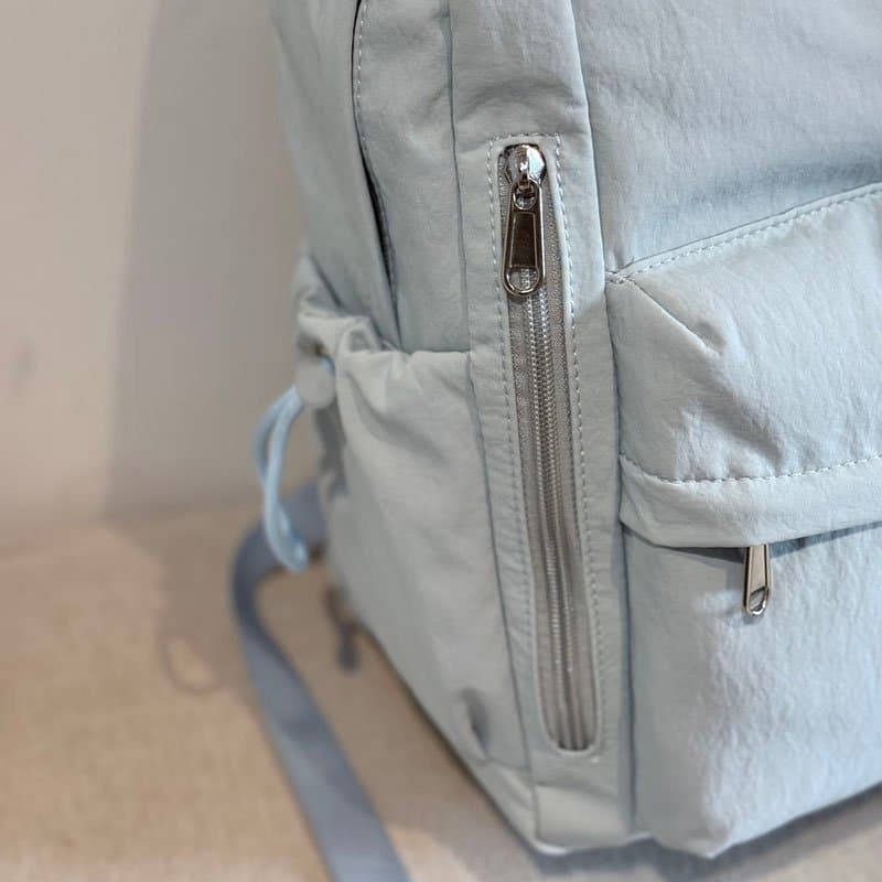 Ljusblå ryggsäck med flera fickor – rymmer 15–16 tum