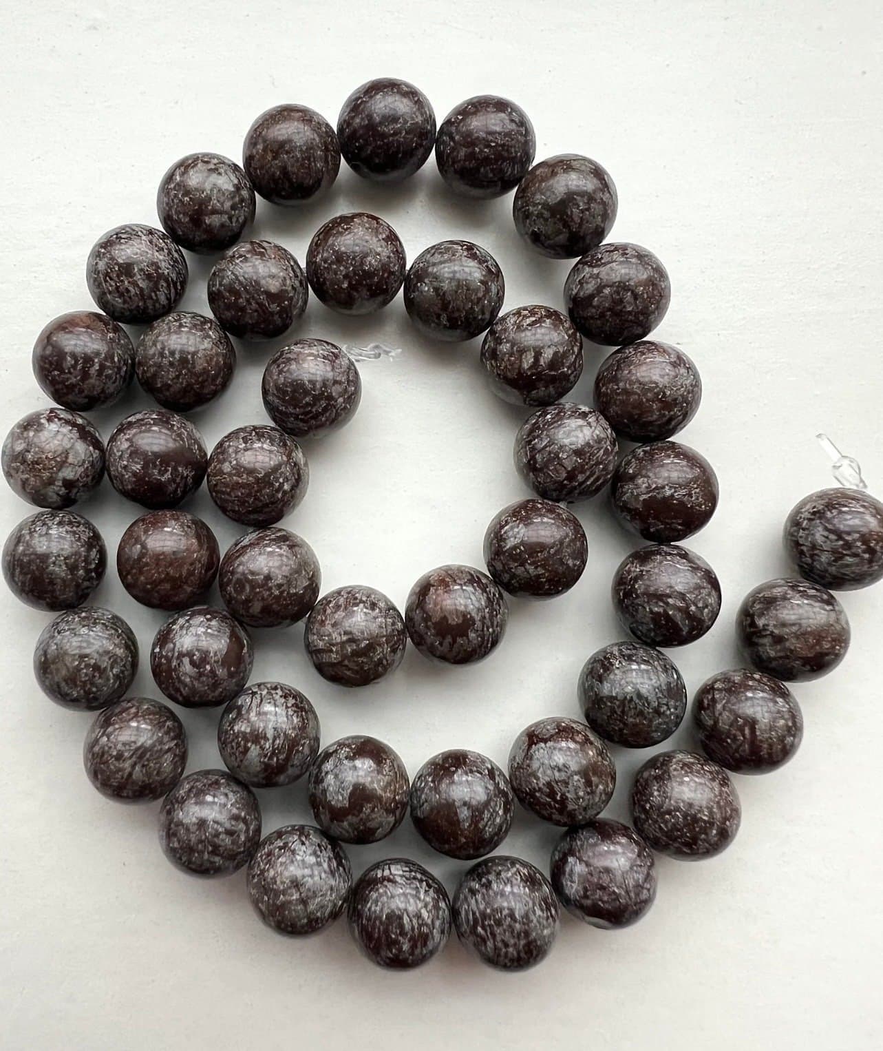 Sista exet Snowflake obsidian 8 mm, en sträng (cirka 46 st)