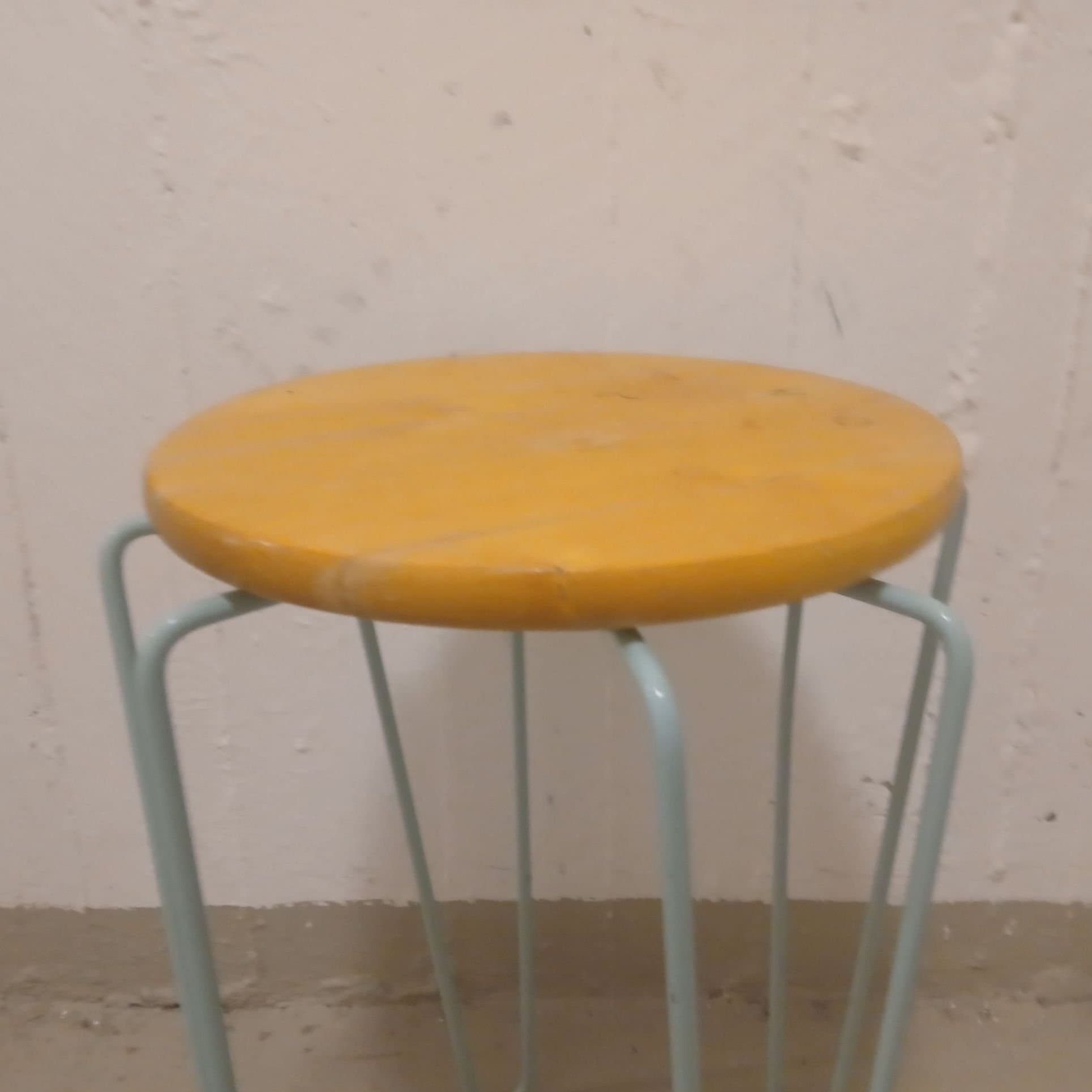 Pall med träskiva ochmintgröna metallben