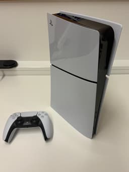 PlayStation 5 Slim 825 GB.