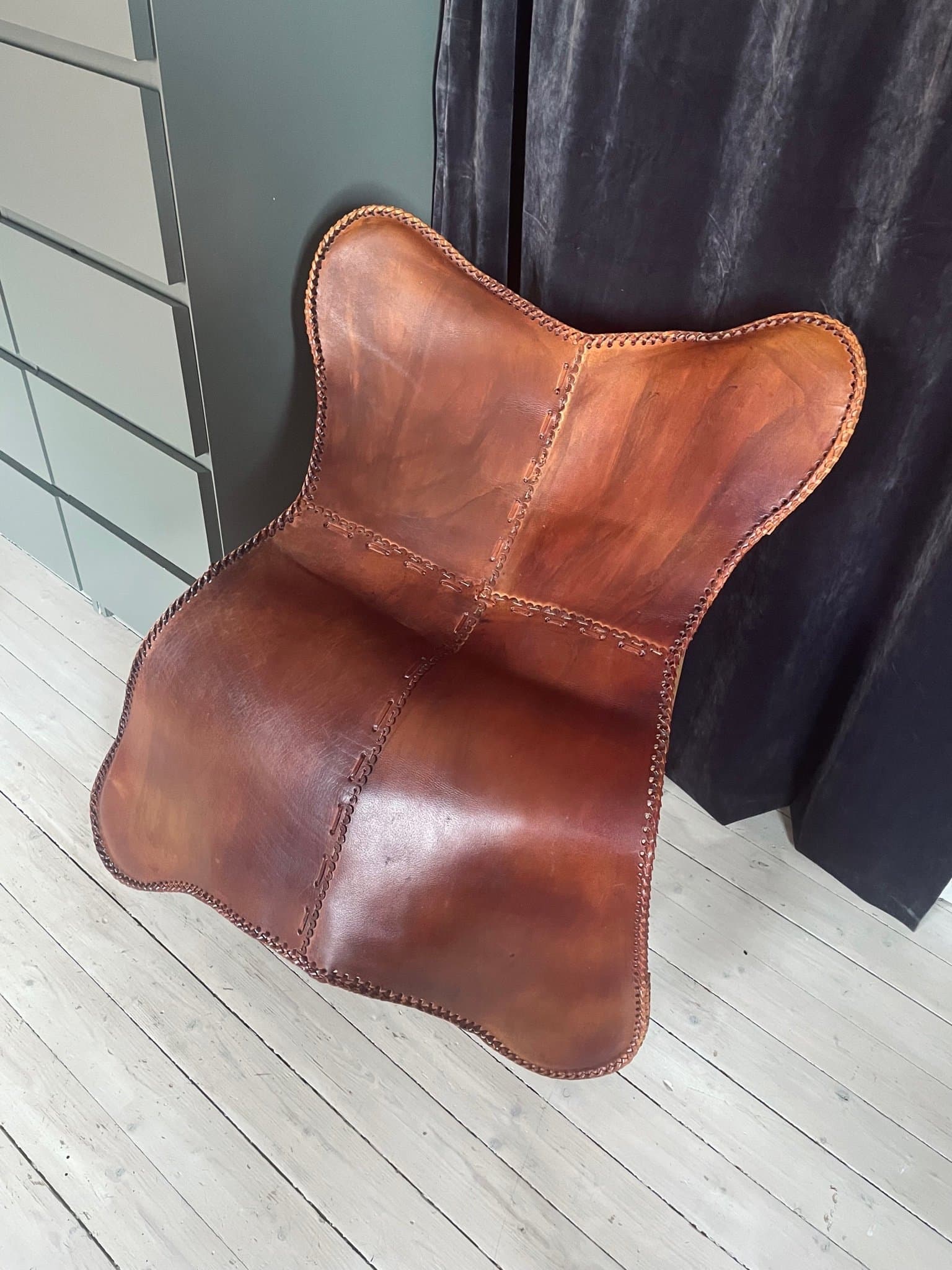 Butterfly chair cover i skinn