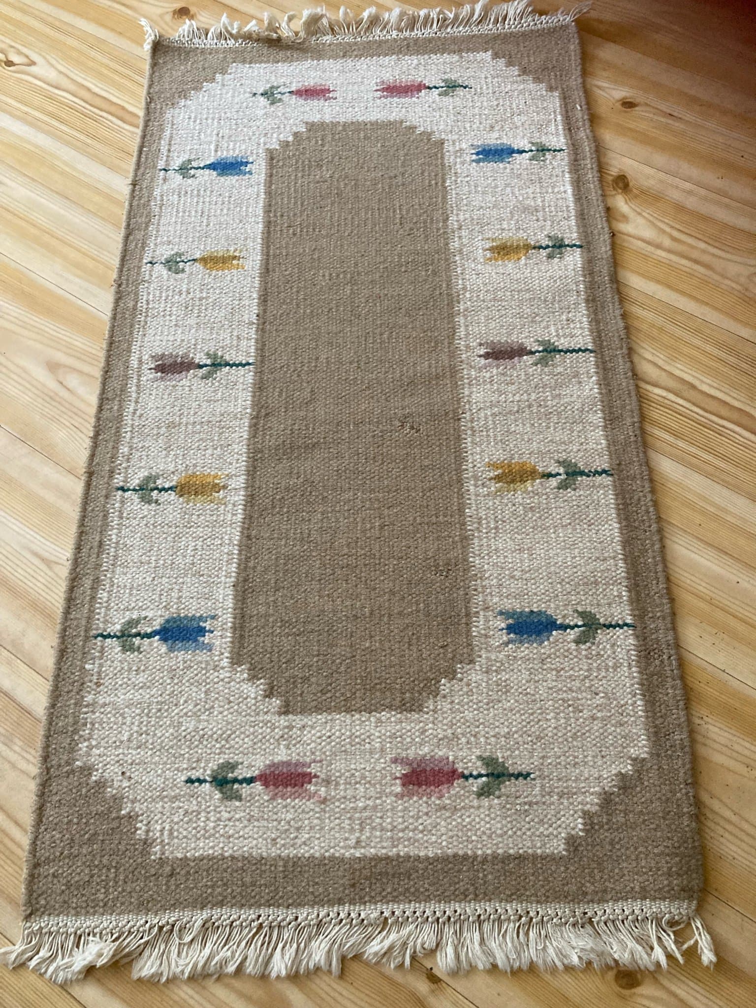 Handvävd röllakanmatta i ull – vintage – 130 × 65 cm