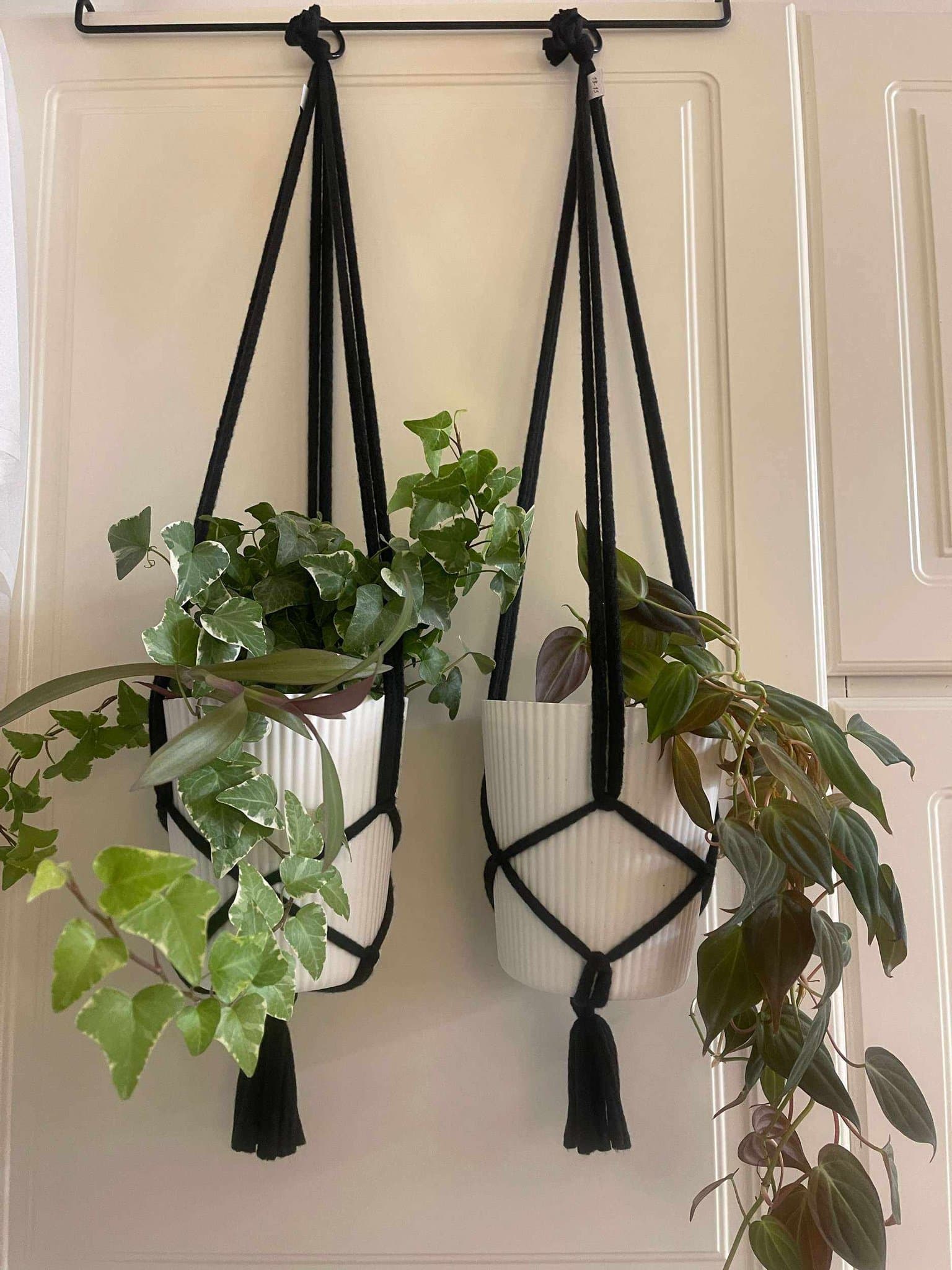 Svarta Amplar för blomkrukor 2 st (16-20 cm)