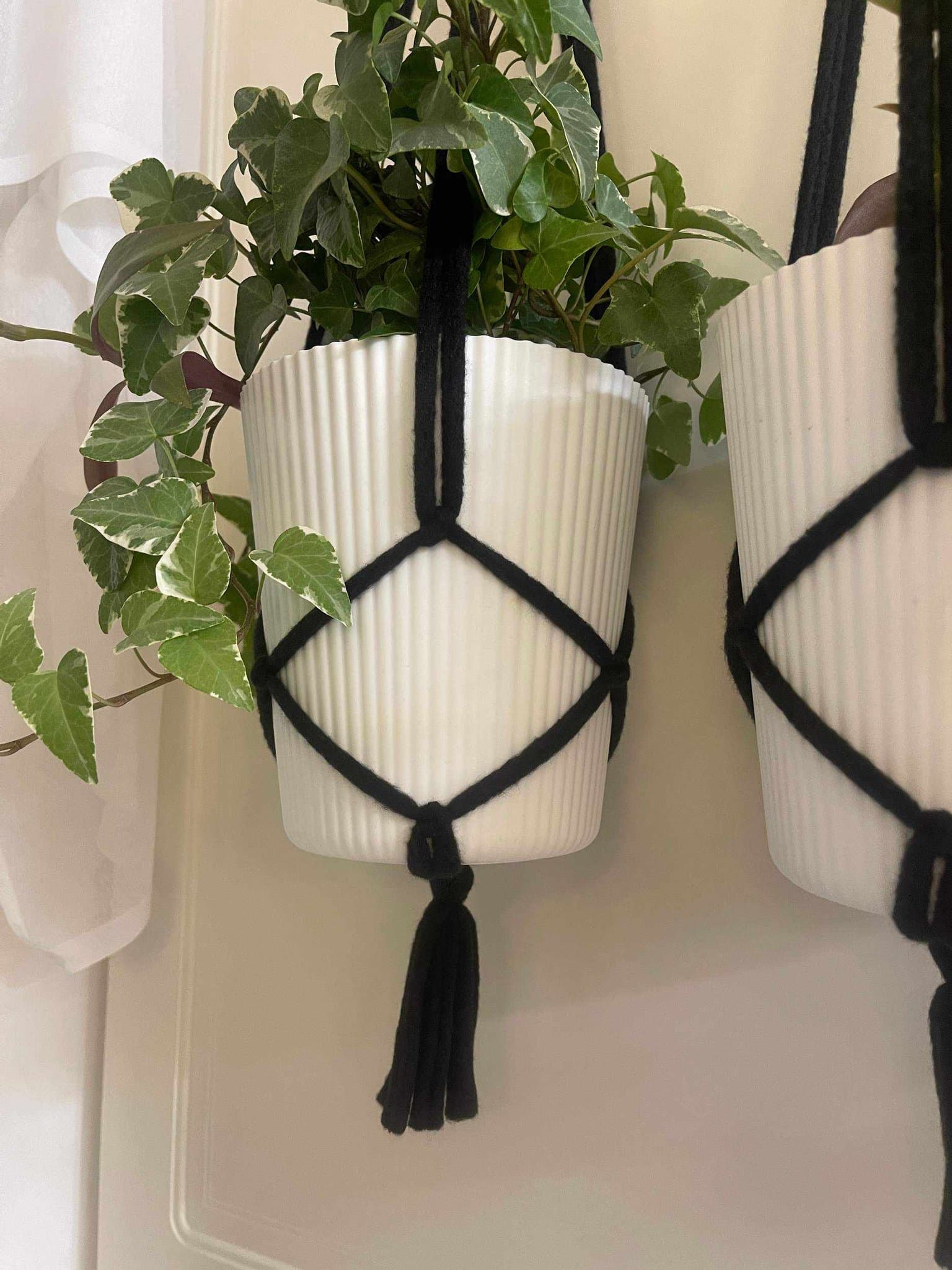 Svarta Amplar för blomkrukor 2 st (16-20 cm)
