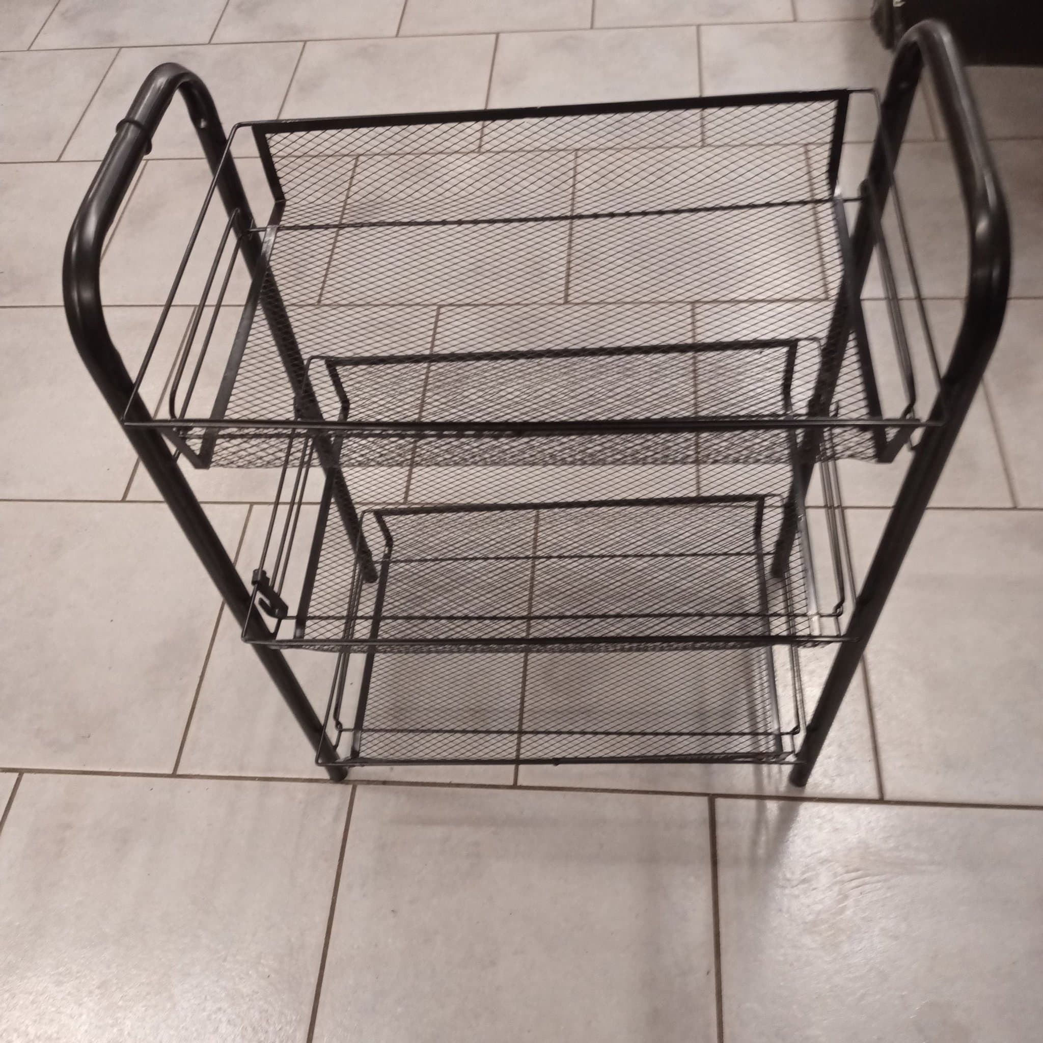 Metallhylla med tre våningar