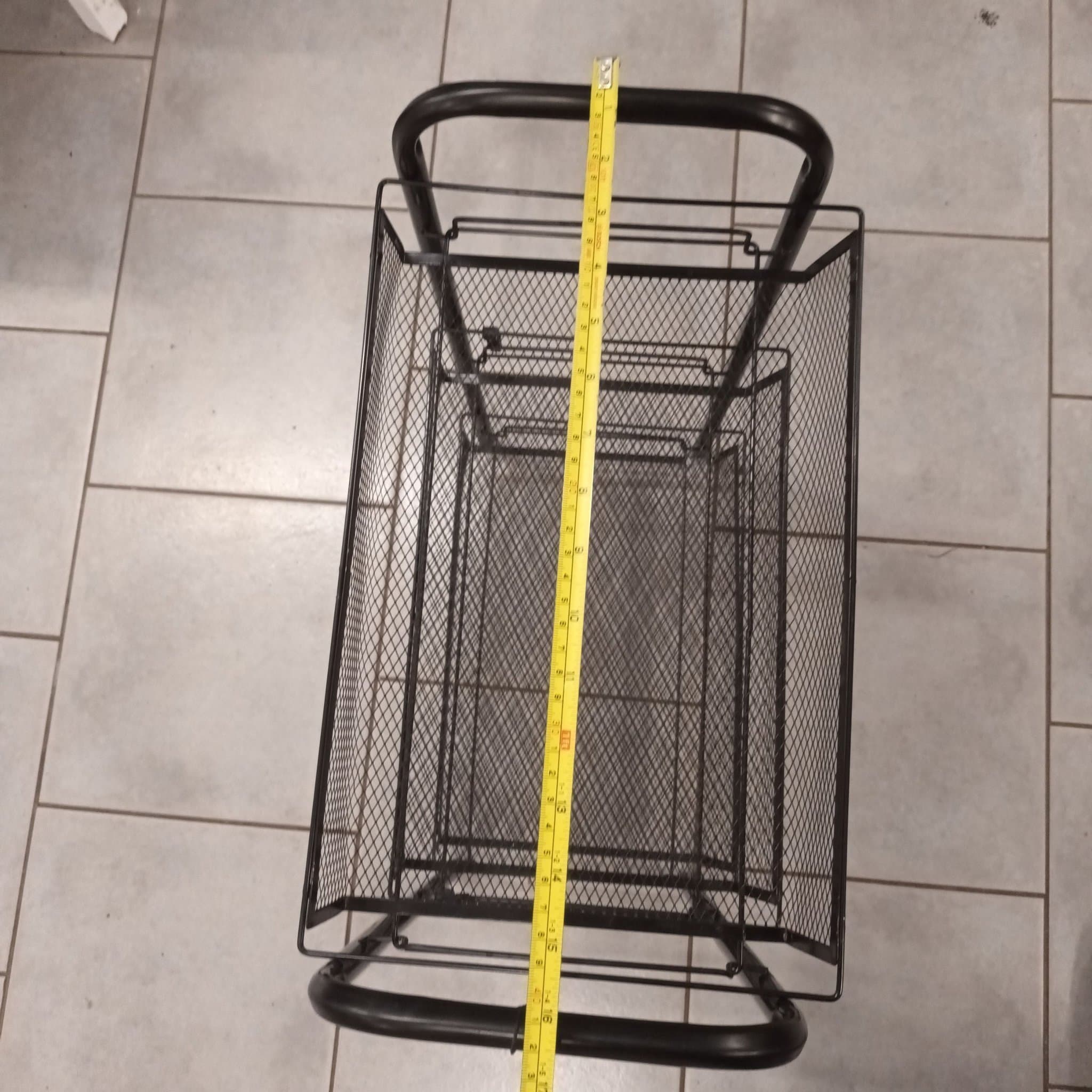 Metallhylla med tre våningar