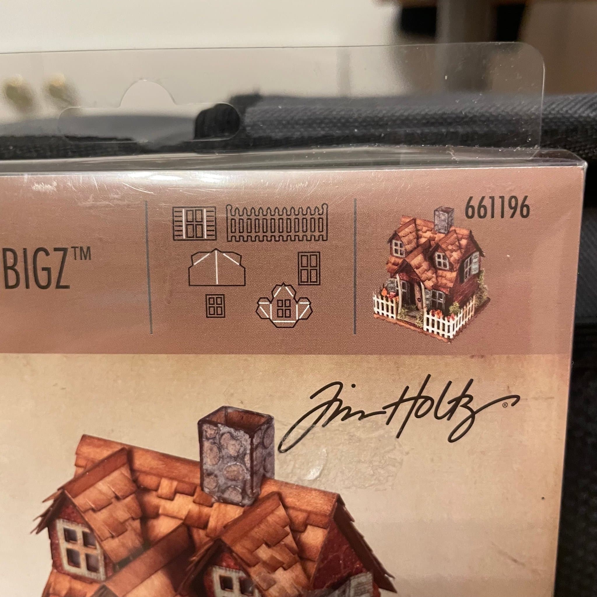 Sizzix Bigz Die - Village Bungalow 661196 av Tim Holtz, Stans Scrapbookig