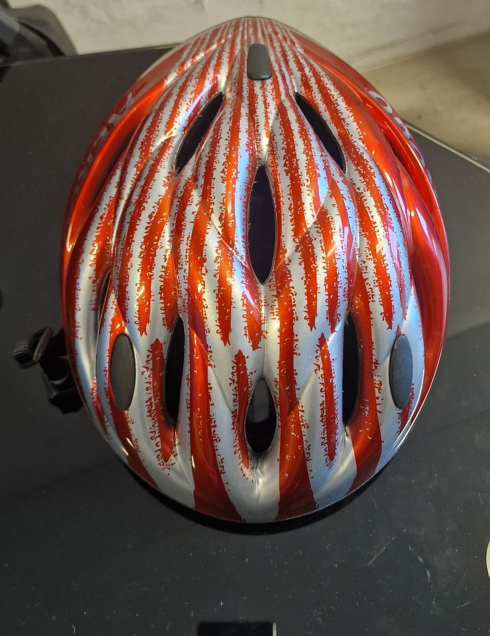 Cykelhjälm - Röd och Silver