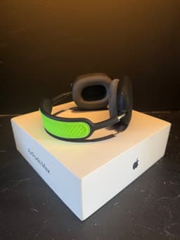 Apple AirPods Max (usb-c) med tillbehör.