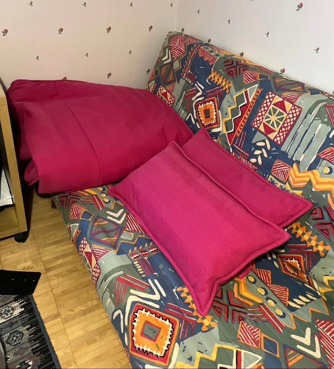 Bäddsoffa med två kuddar