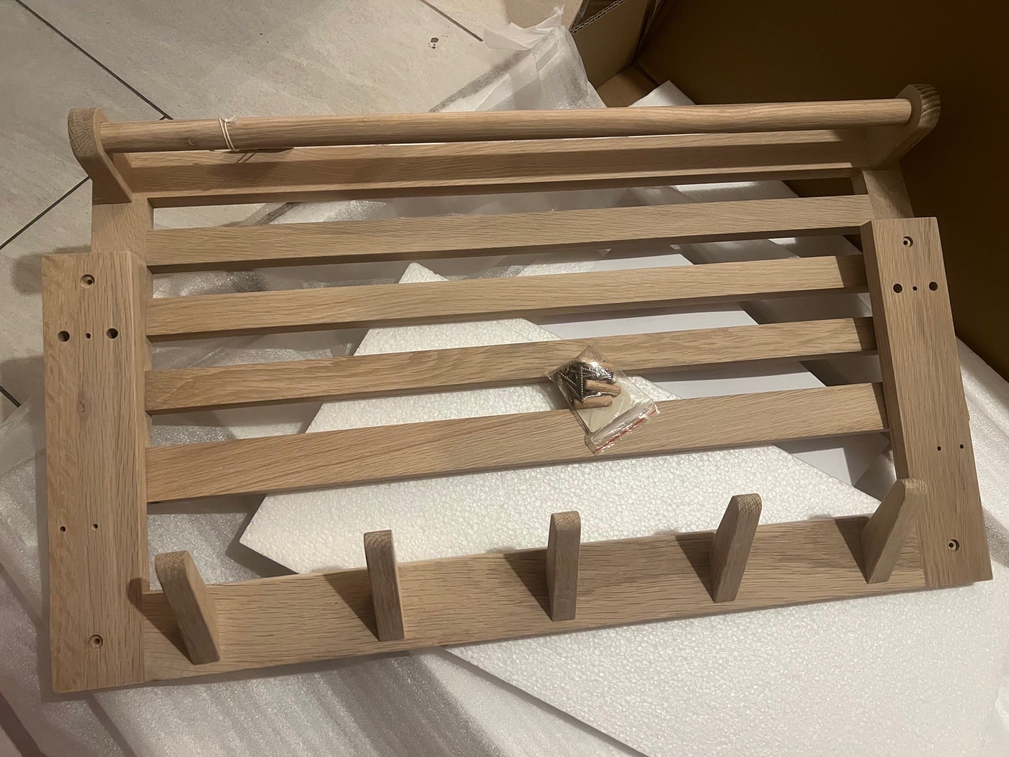 oanvänd Vägghylla med Klädhängare