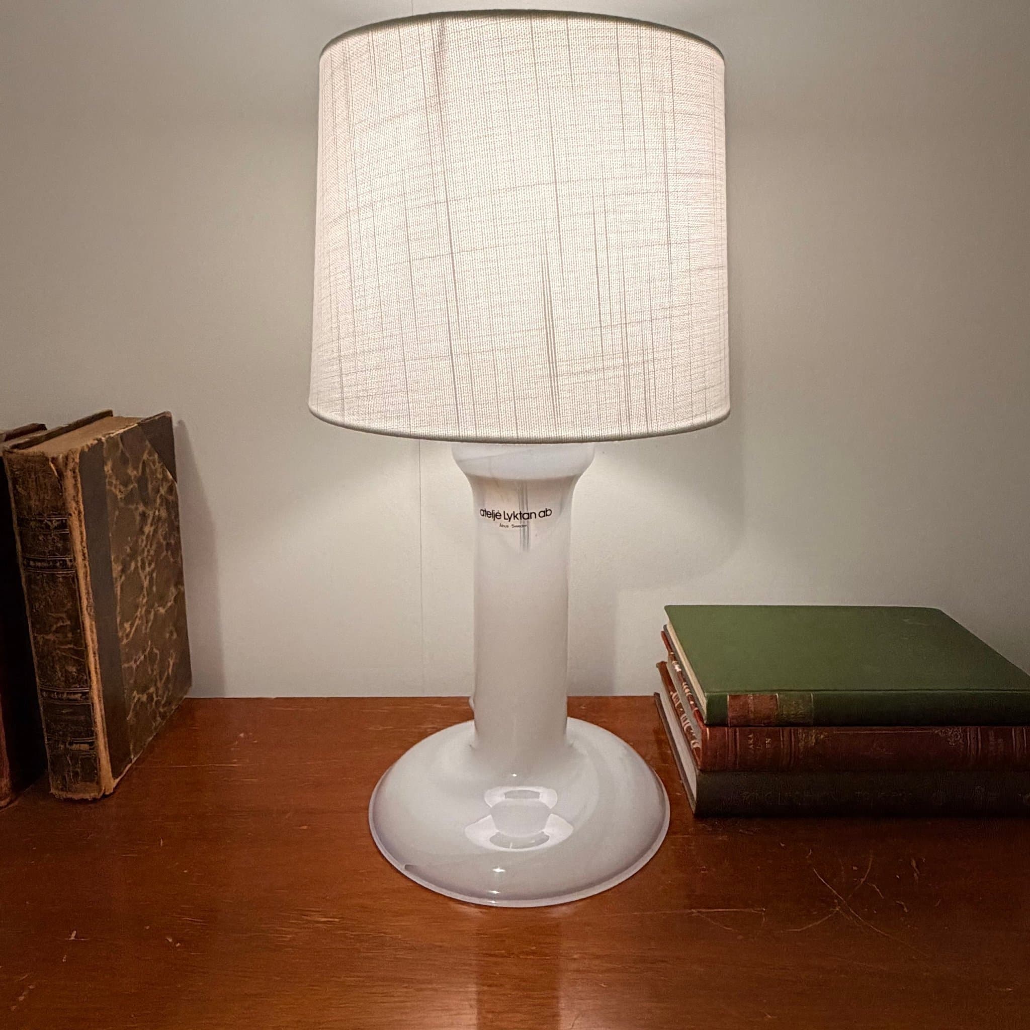 Ateljé Lyktan bordslampa i opalglas & mässing – Åhus Sverige – 1988 – 28 cm