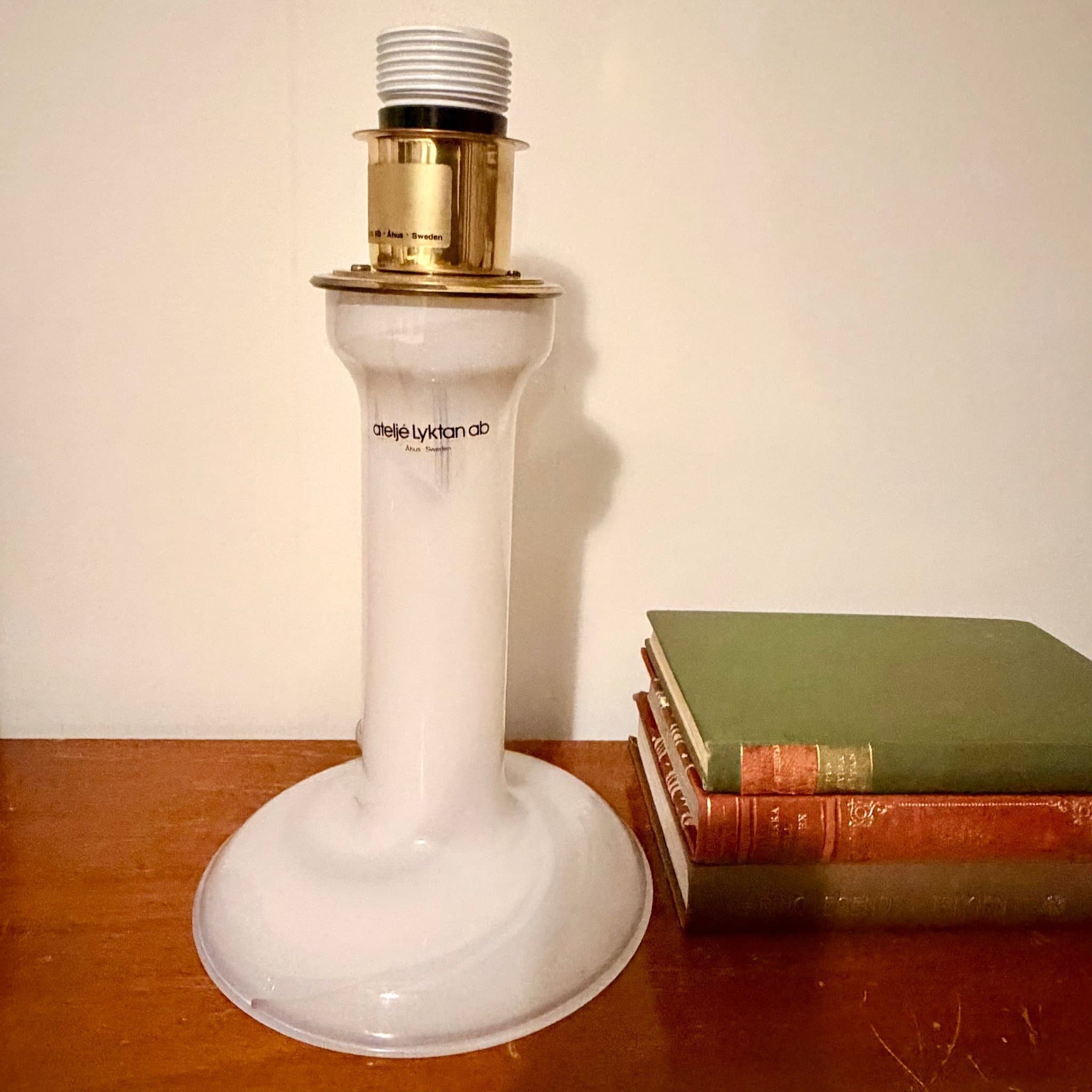 Ateljé Lyktan bordslampa i opalglas & mässing – Åhus Sverige – 1988 – 28 cm