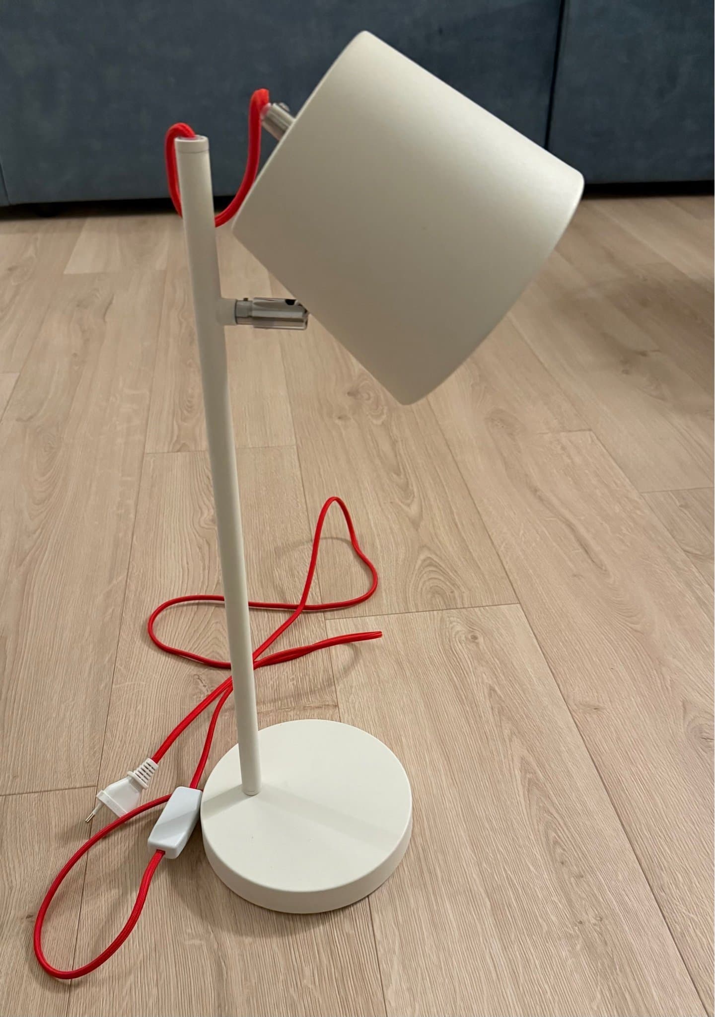 Bordslampa med röd textilsladd