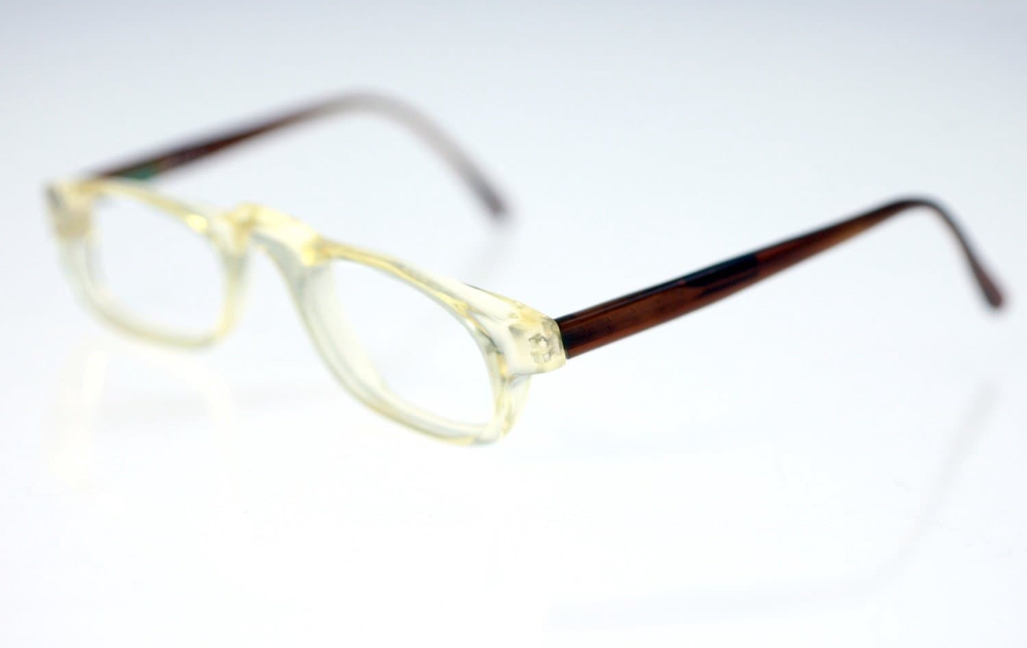 LVI Optik Hal V 2 ladies vintage eyeglasses-clear plastic frame-circa 1980s-18g