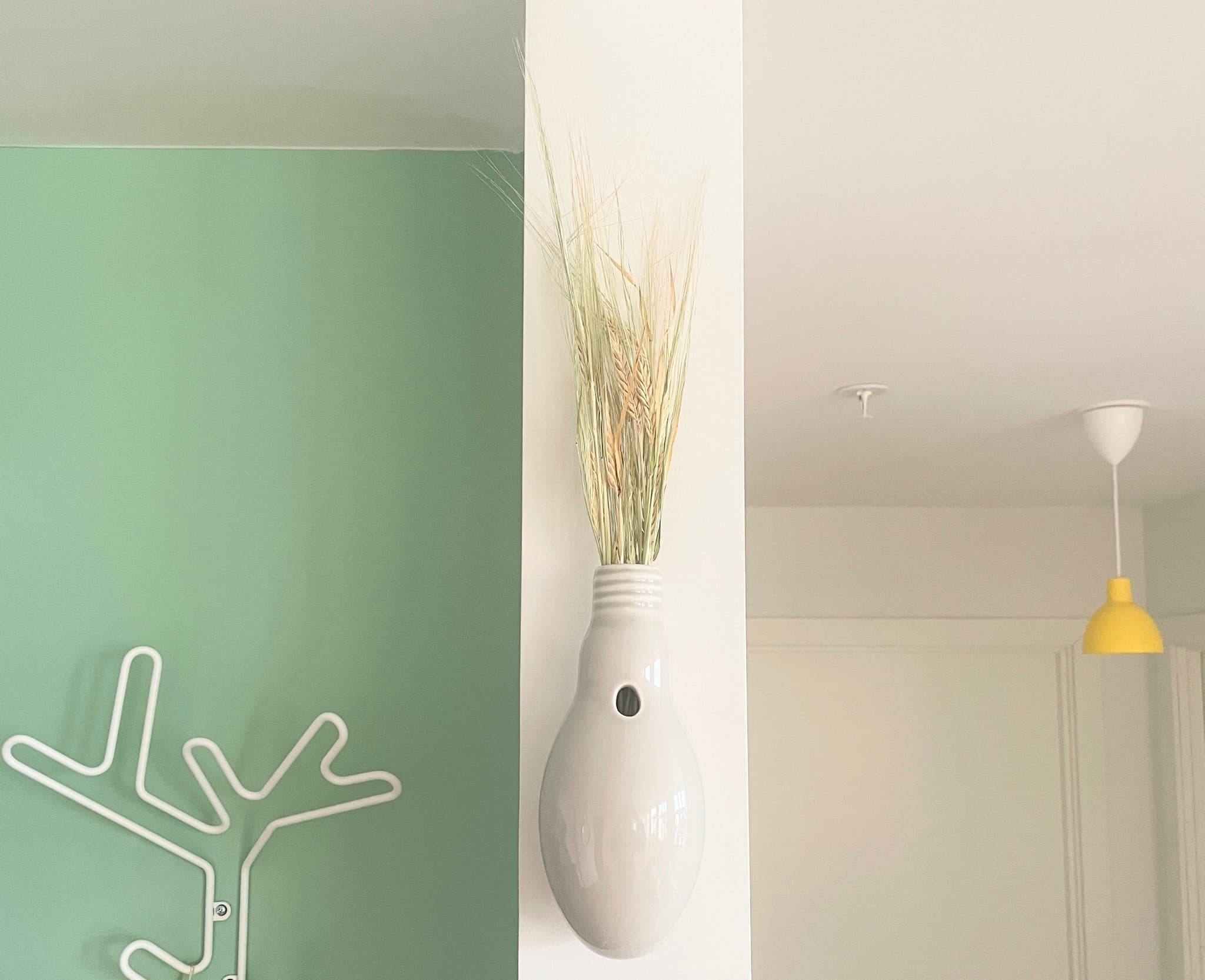 Gnist. Veggvase i keramikk. Pærevase. Hengevase fra Ment. Norsk design.