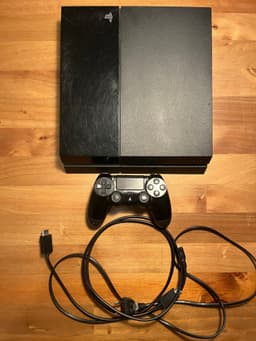 Sony PlayStation 4 med handkontroll och kablar