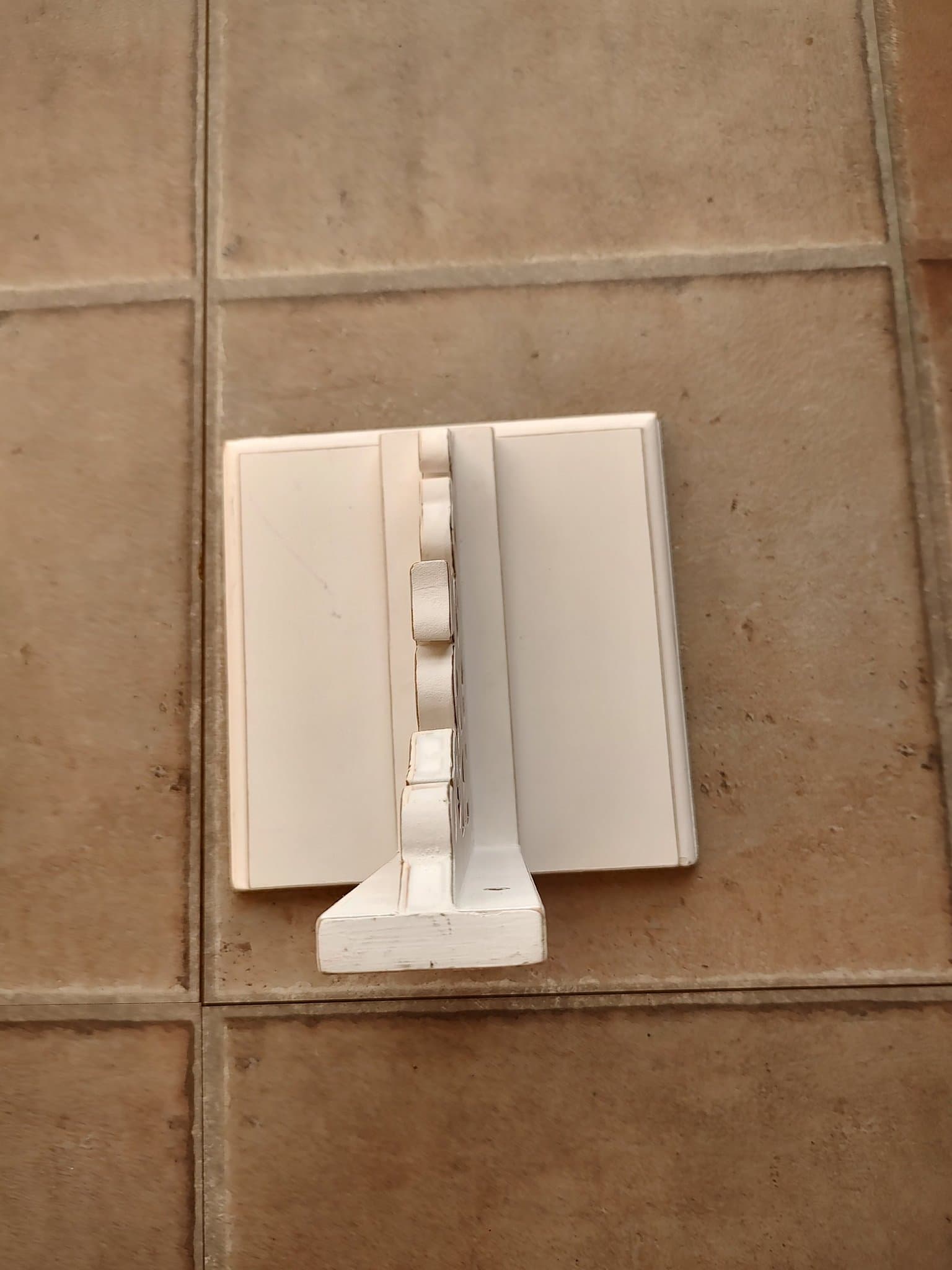 Vit hylla med snidade detaljer