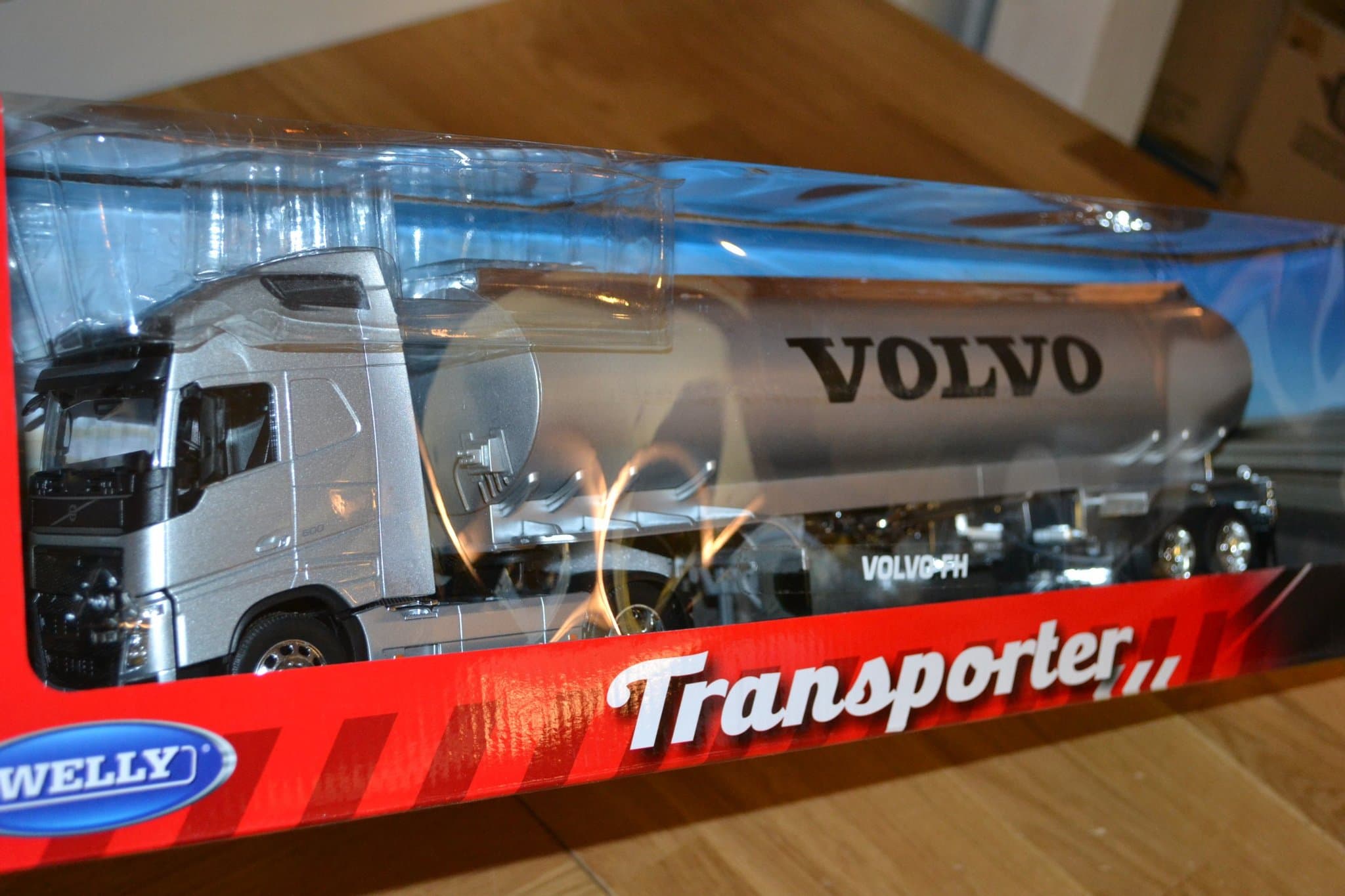 Volvo FH Tankbil Lastbil Silver Släp 1:32 49cm Welly Transporter Oöppnad