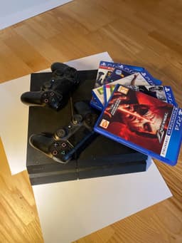 PlayStation 4 + 2 kontroller + 5 spel (FIFA 23 m.fl.) – fungerar bra