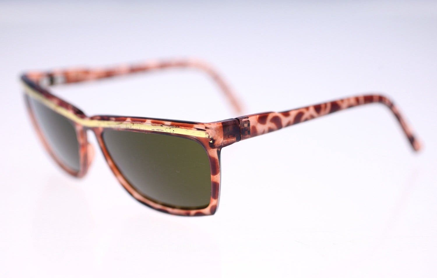 Vintage pilot-style ladies sunglasses-classic style-circa 1980s (Weight: 26g)