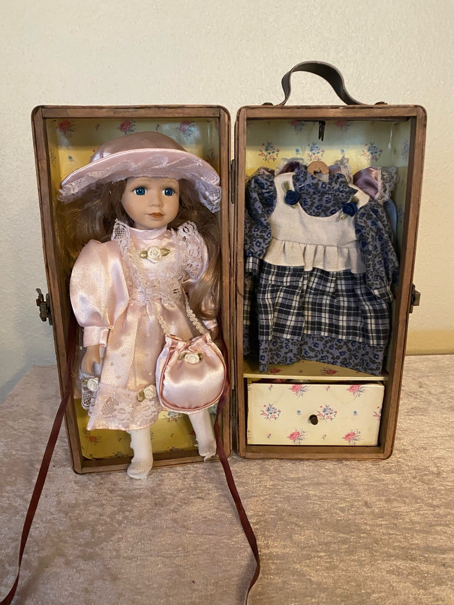 Vacker retro docka komplett med extra 2 klänningar