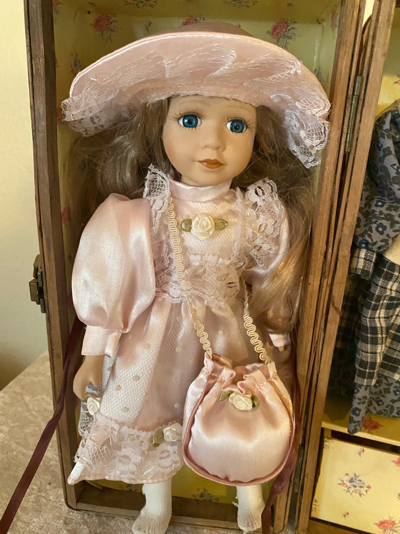 Vacker retro docka komplett med extra 2 klänningar