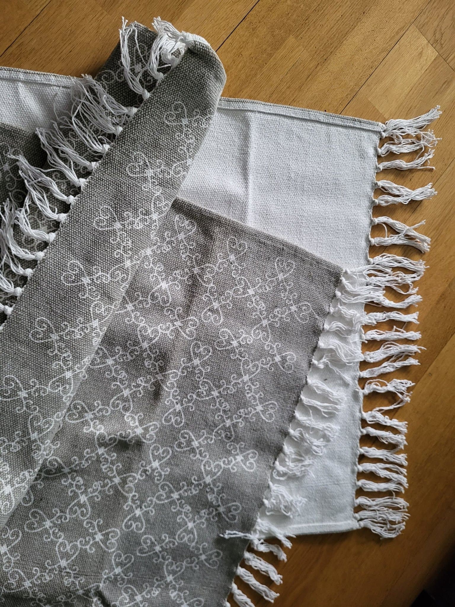 2 stycken oanvända bomullsmattor med fransar