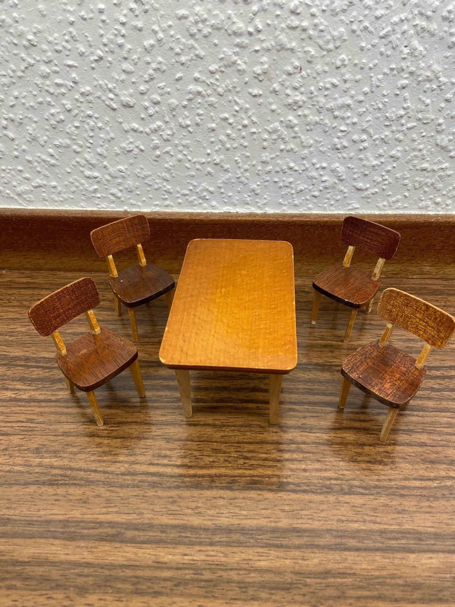 LUNDBY - Bord - Stolar - Matsalsmöbel - Dockskåp