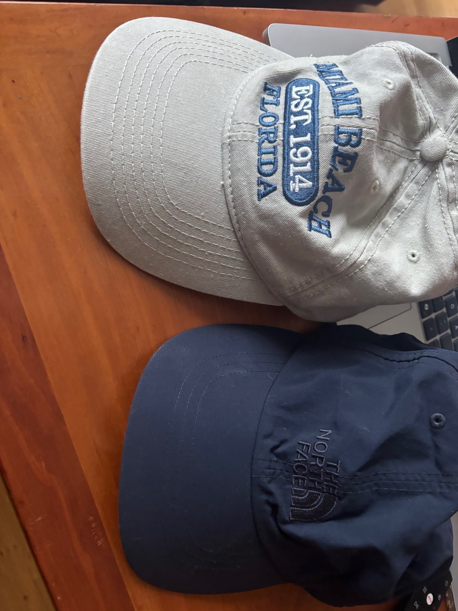 2-pack Kepsar: The North Face och Miami Beach