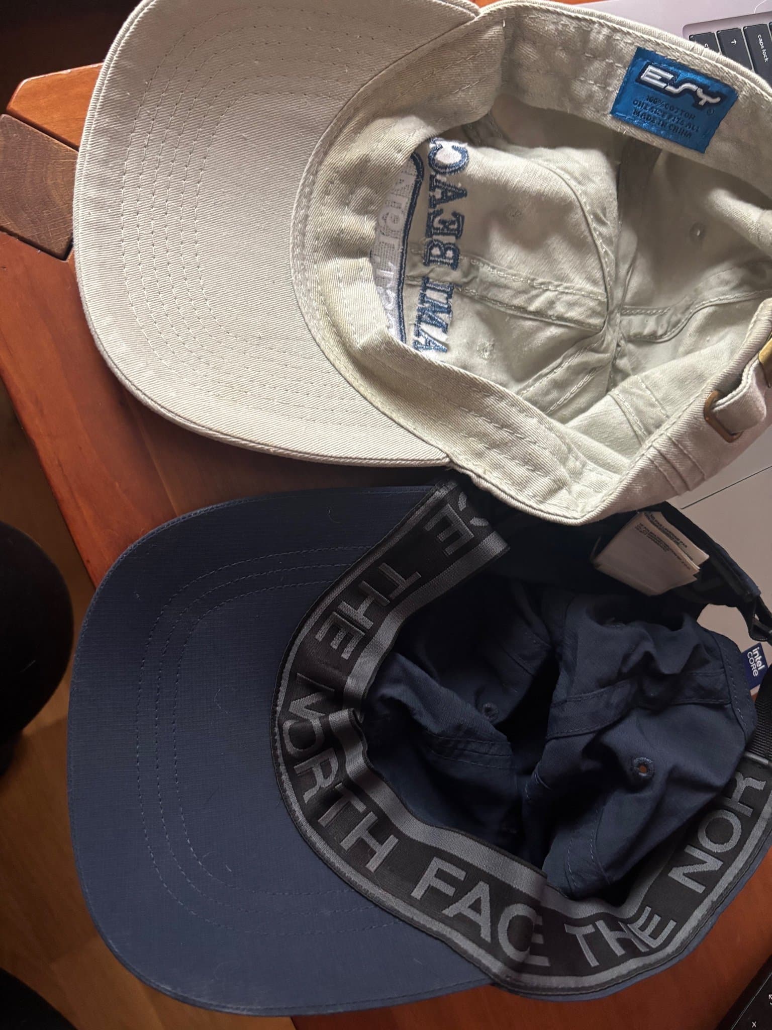 2-pack Kepsar: The North Face och Miami Beach