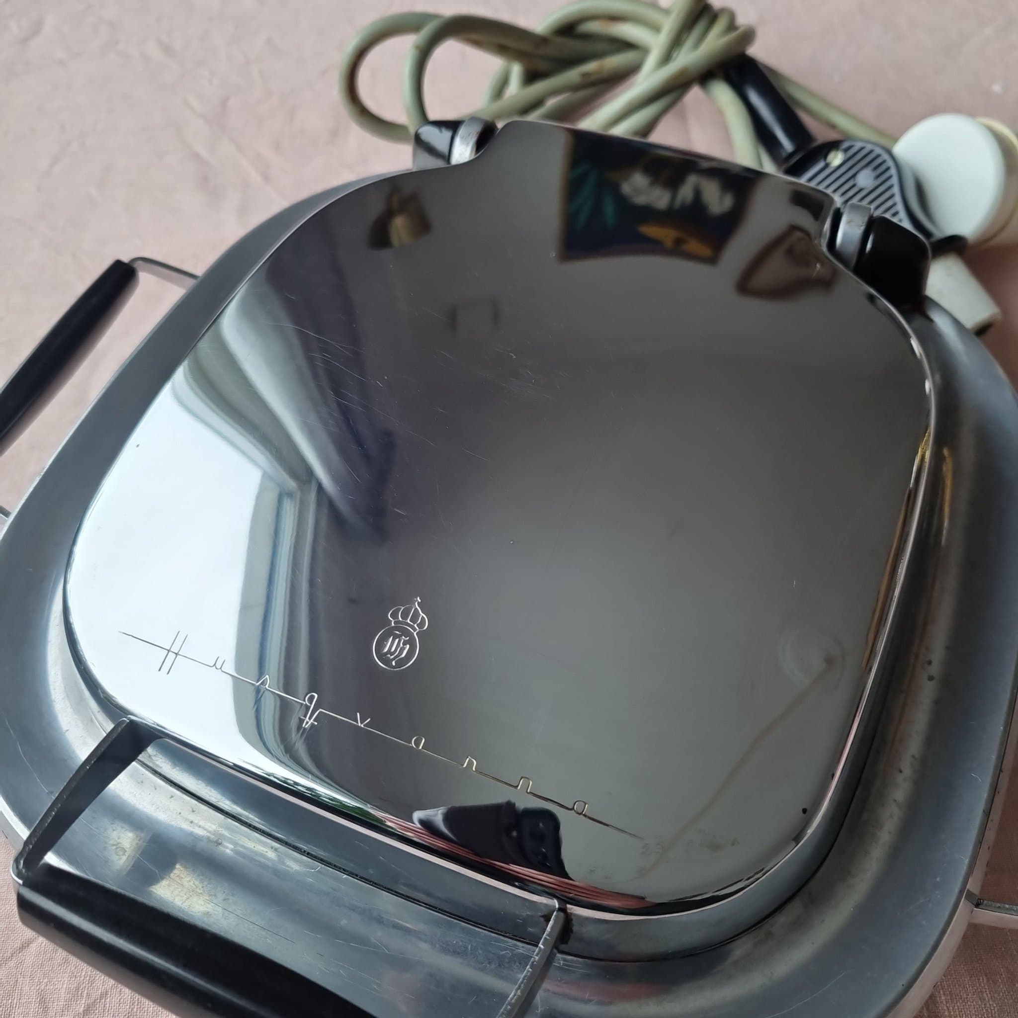 HUSQVARNA VÅFFELJÄRN "MÅNLANDAREN" MED JORDAD SLADD DESIGN SIXTEN SASON