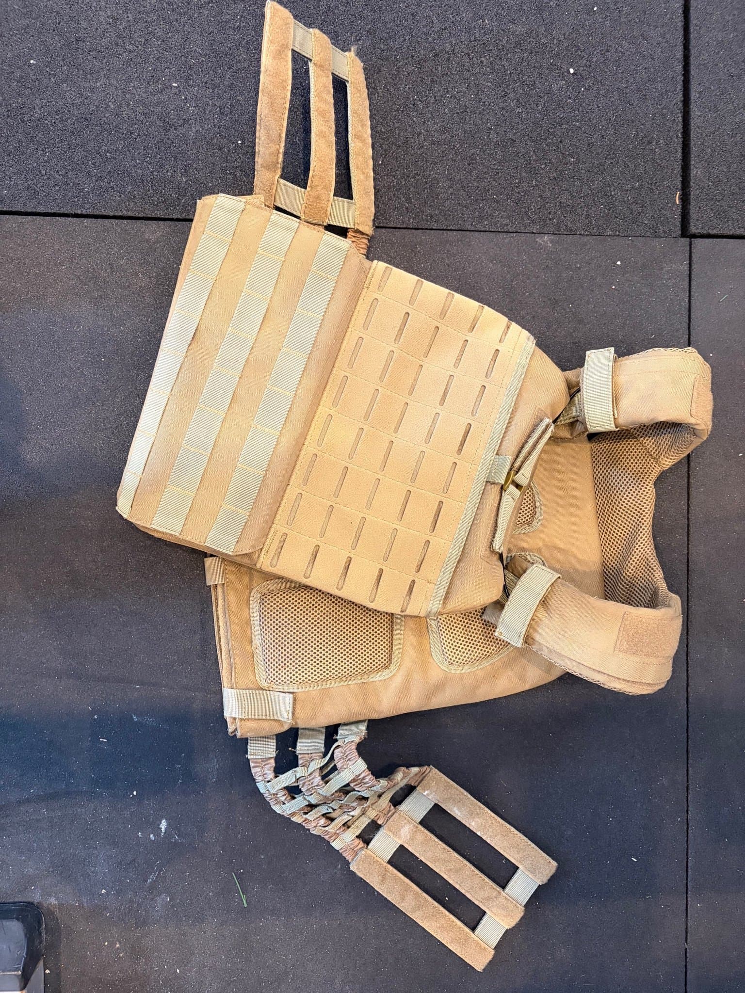 Viktväst / Plate Carrier med 2st 4kg vikter