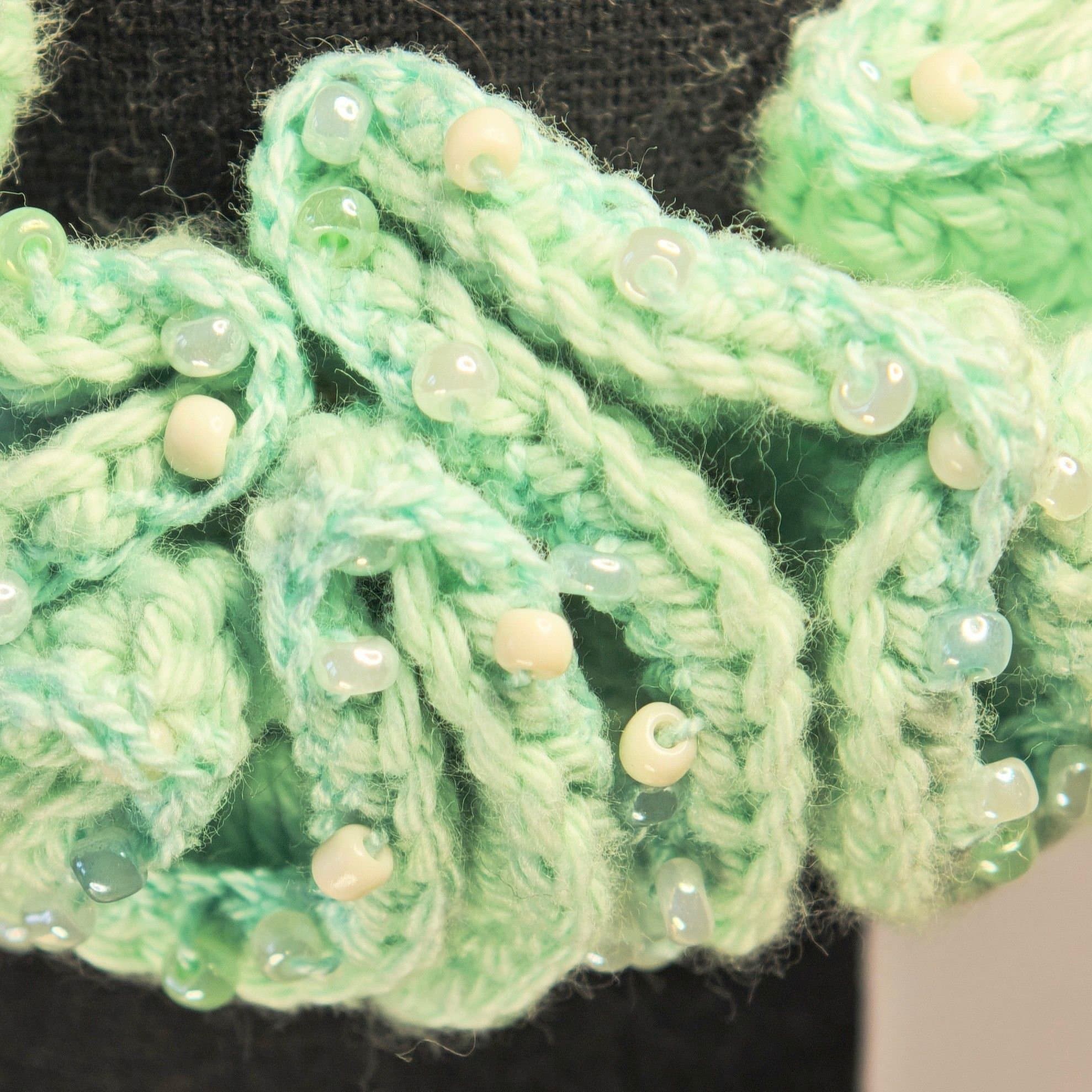 Scrunchie i ren bomull, unik design med starka hårband. Dekorativ håraccessoar