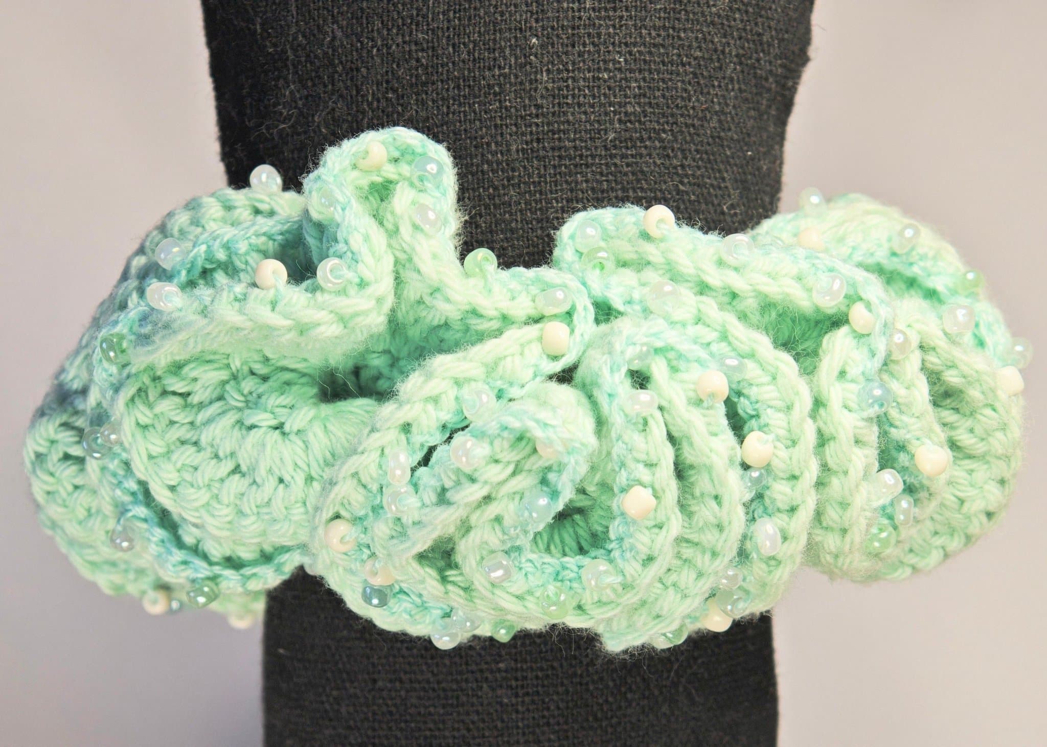 Scrunchie i ren bomull, unik design med starka hårband. Dekorativ håraccessoar