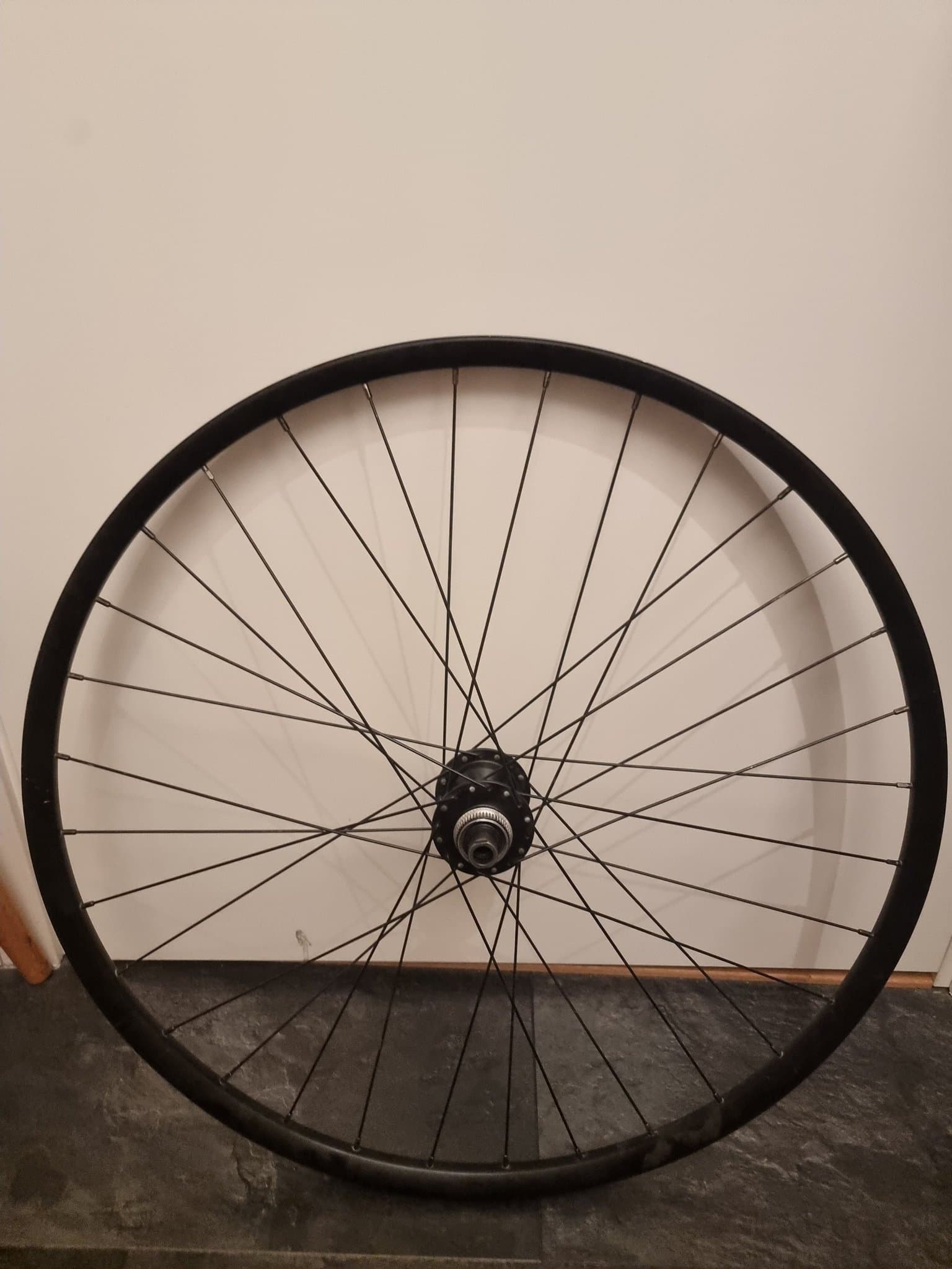 Bakhjul 29 tum med Shimano FH-MT410-B nav