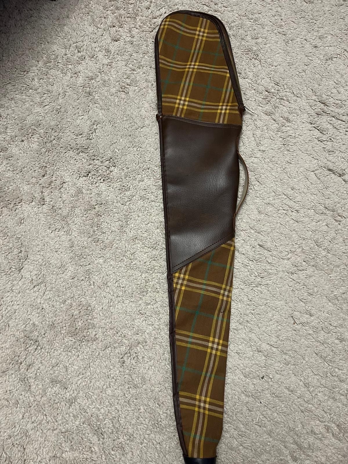 Vapenväska i brunt och rutigt mönster